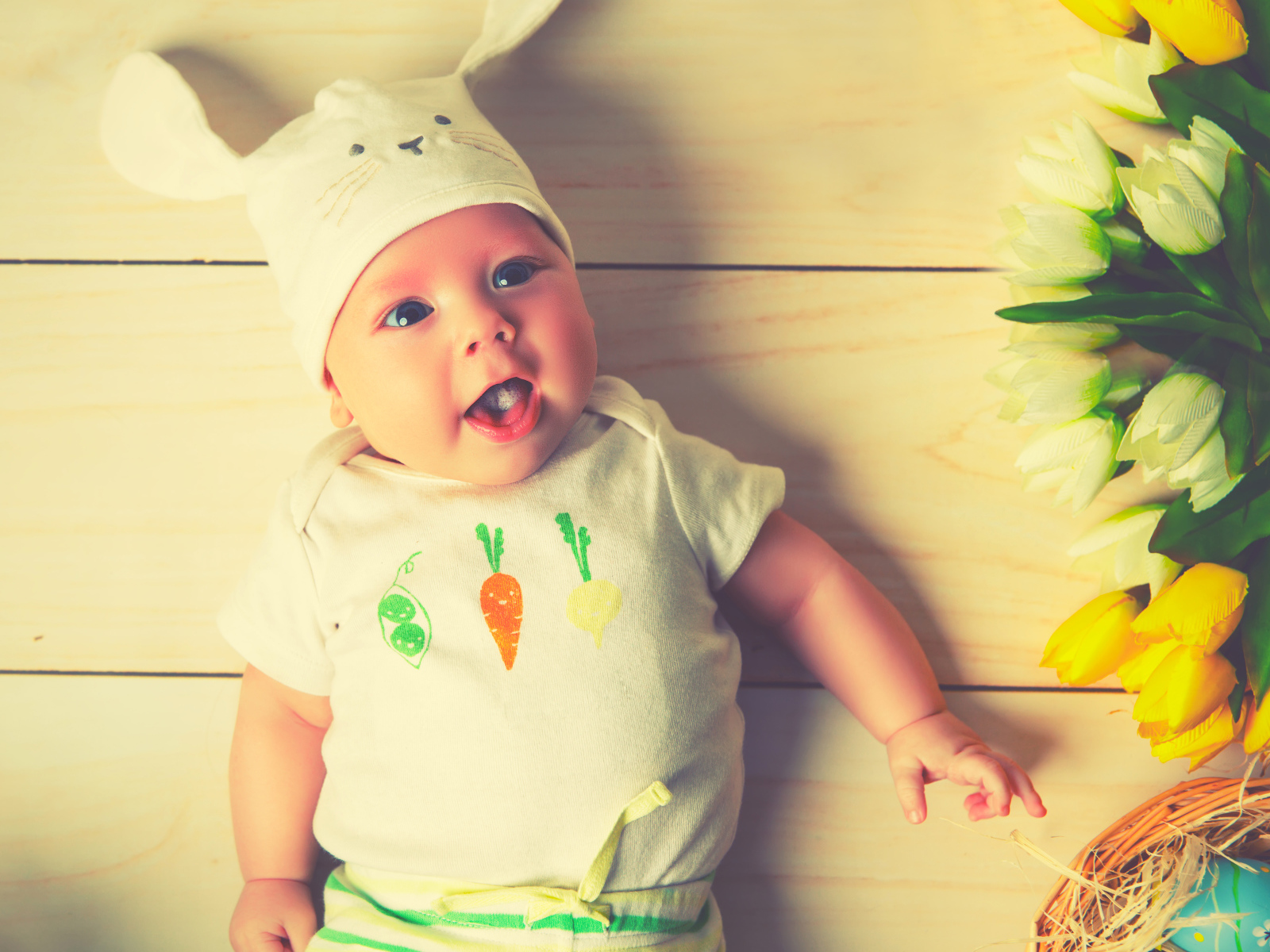 Грудной ребенок в костюме зайца 