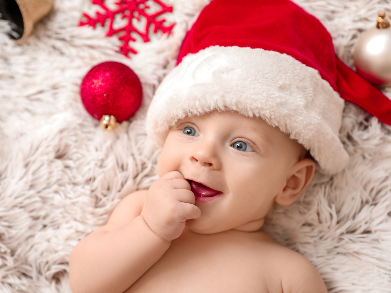 Милый малыш в красной шапке Санта Клауса 