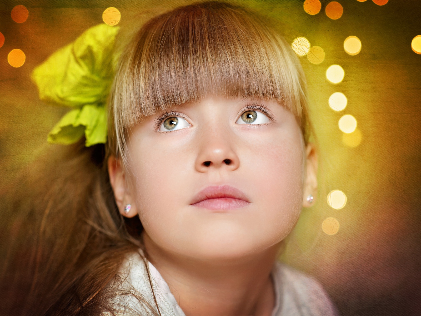 Лицо красивой девочки с бантом в волосах