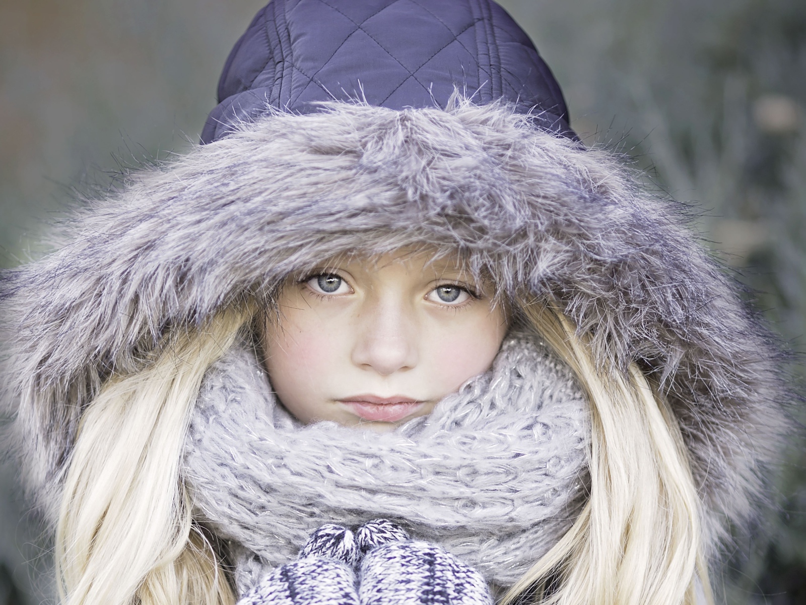 Девочка в теплой куртке зимой