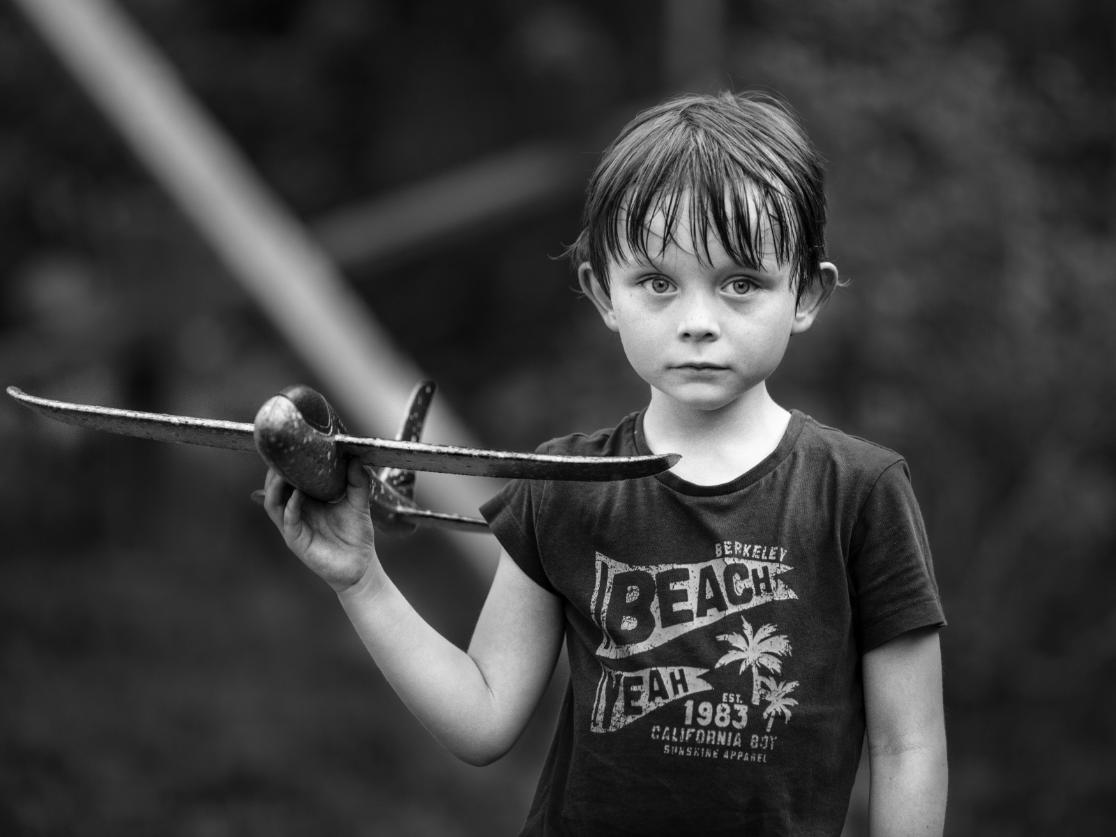 Маленький мальчик с самолетиком в руке 