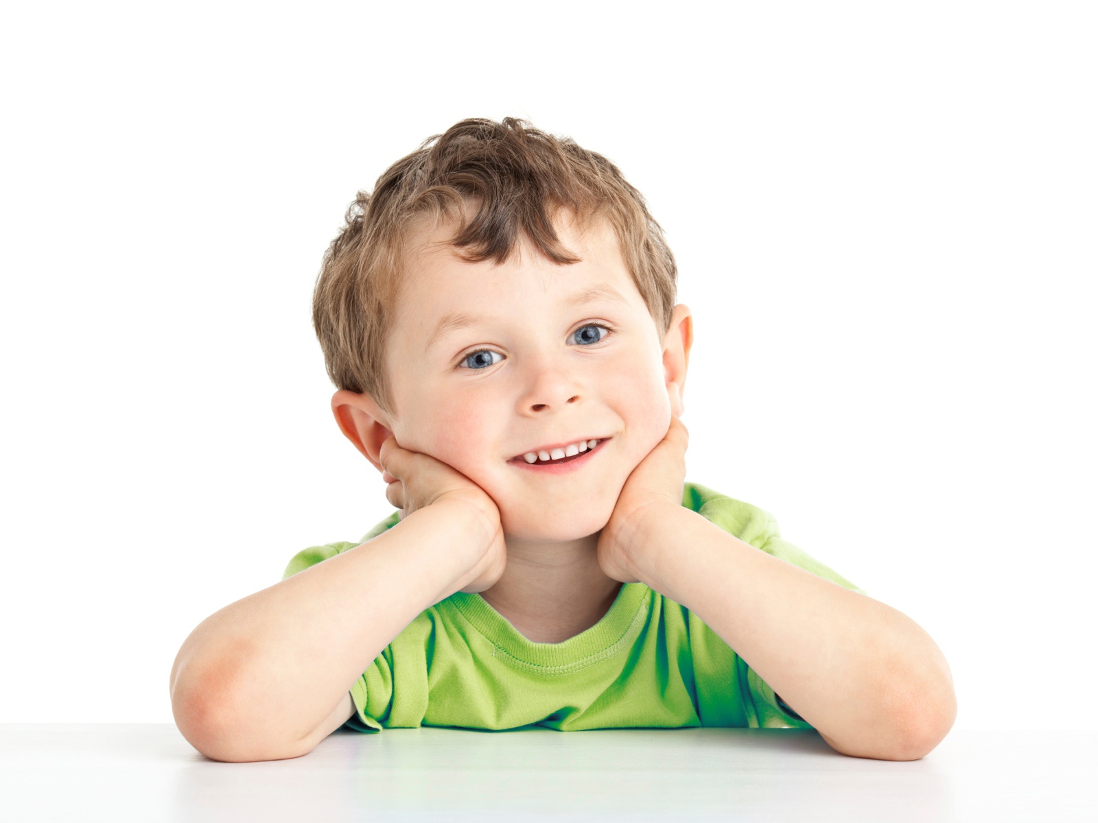 Маленький улыбающийся голубоглазый мальчик на белом фоне