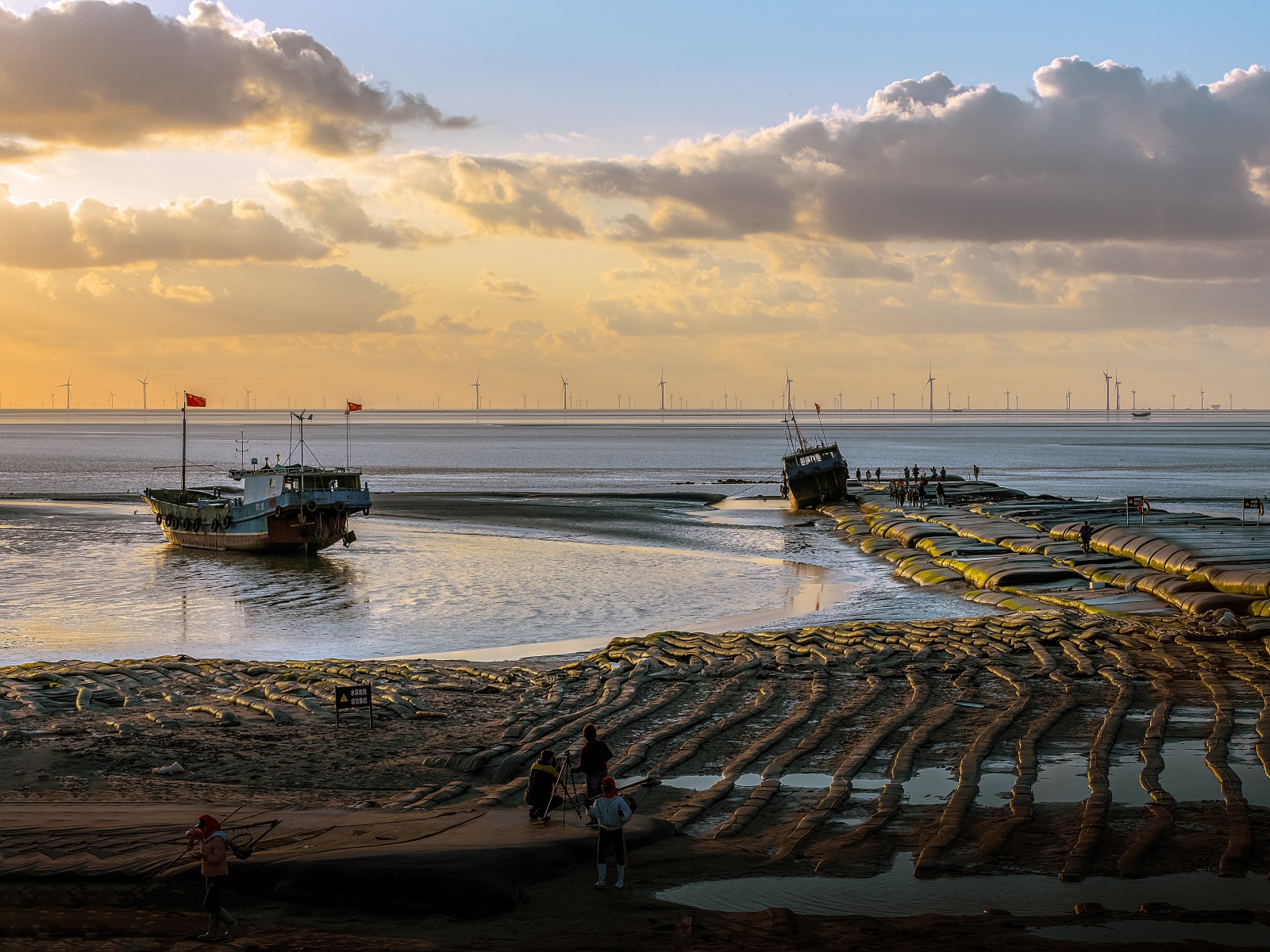 Рыбацкие шхуны на берегу моря 