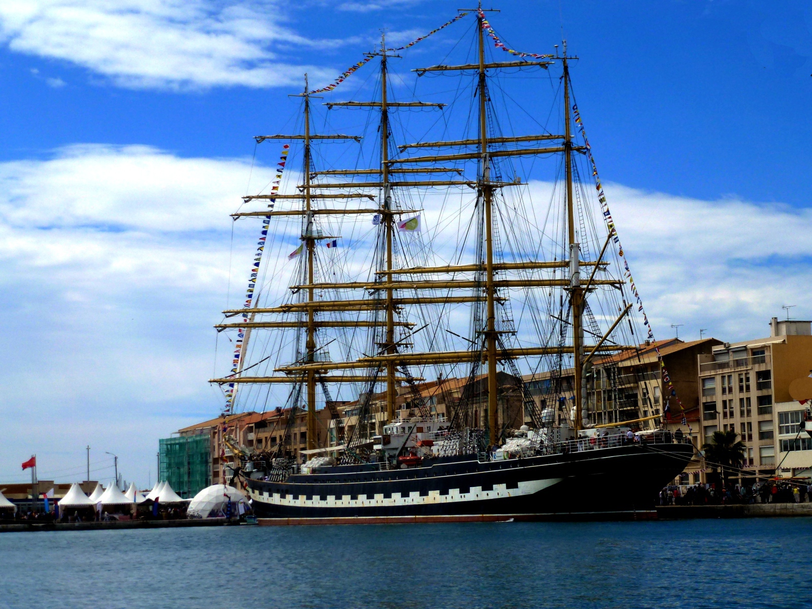 Большой парусный фрегат в порту на фоне неба