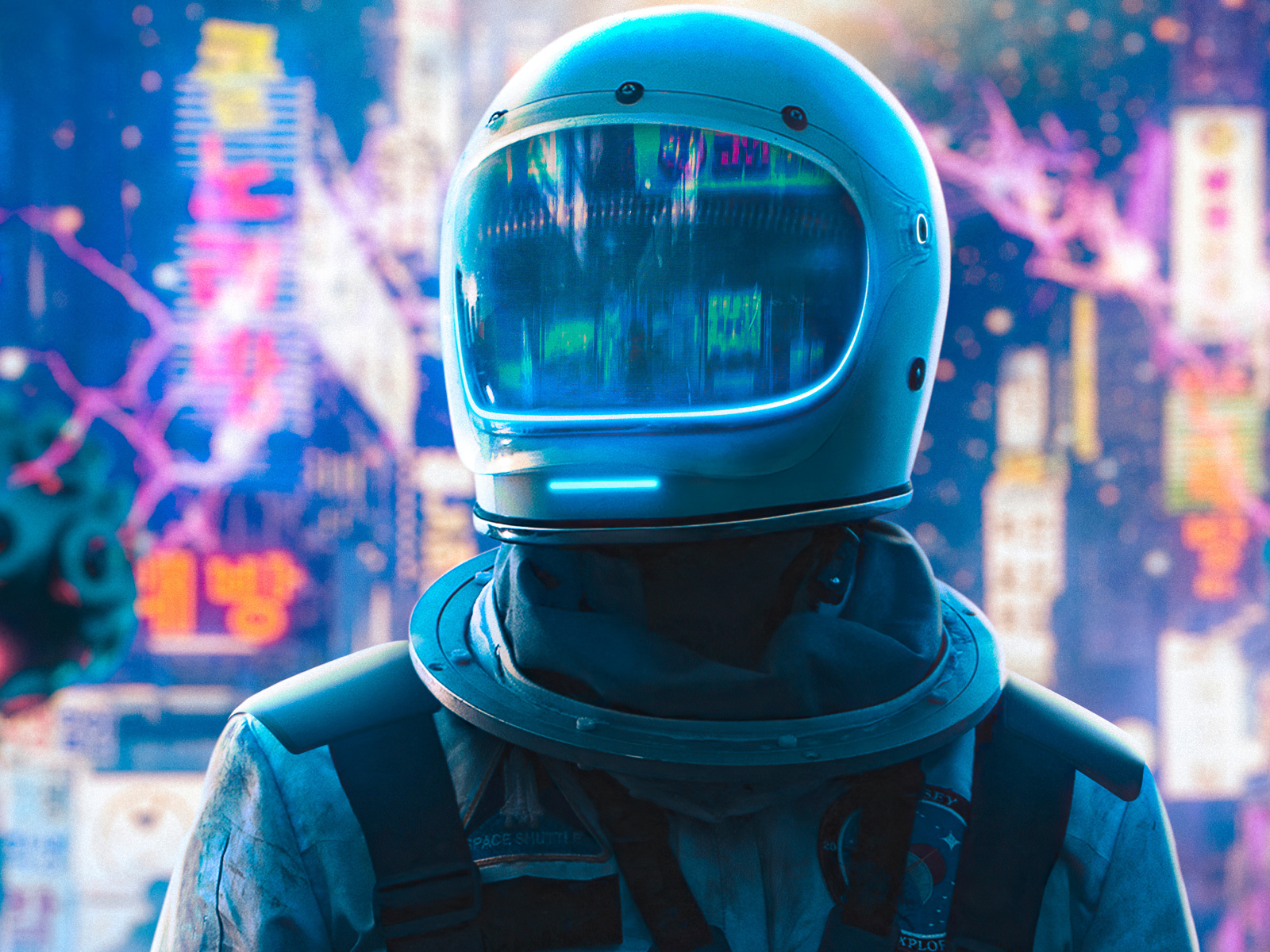 Мужчина автронавт со шлемом на голове в городе