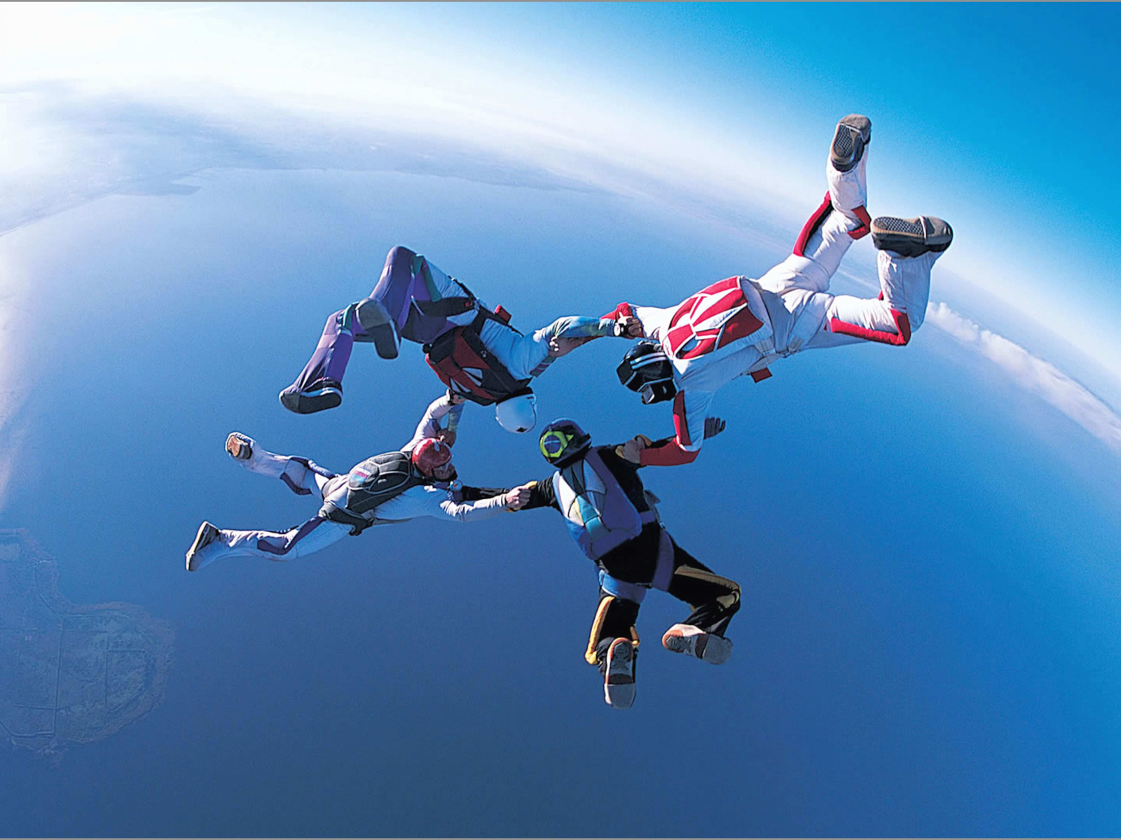 Четыре парашютиста в воздухе 