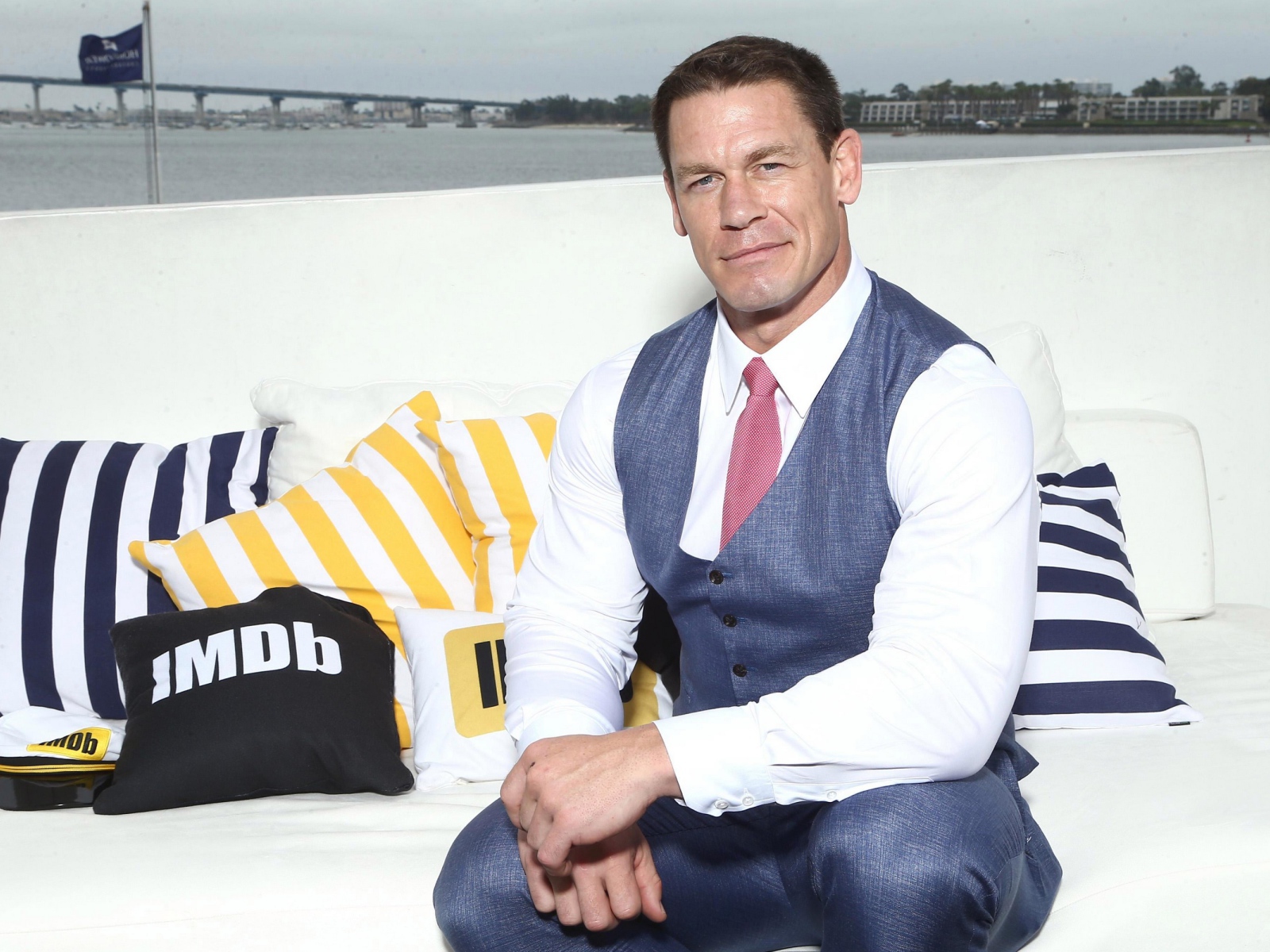 Рестлер Джон Сина в костюме сидит на диване