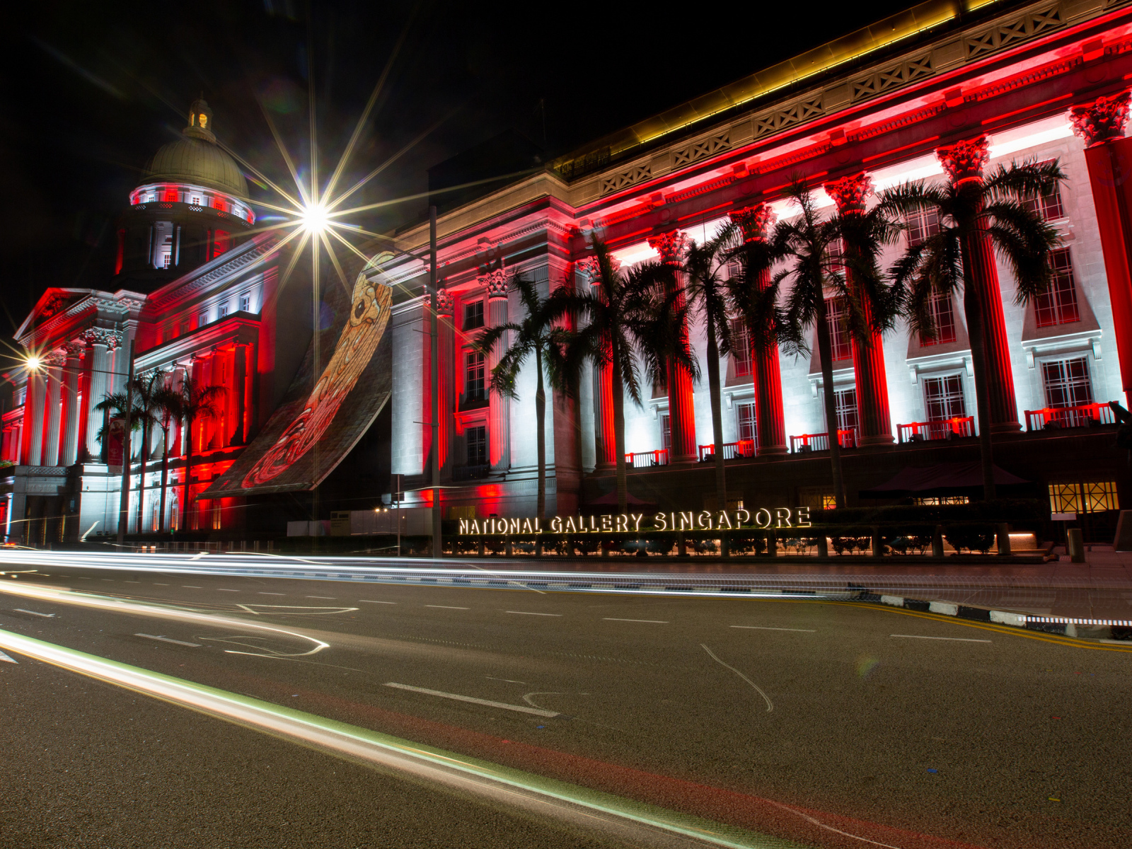 Красное здание национальной галереи Сингапура ночью, Азия 