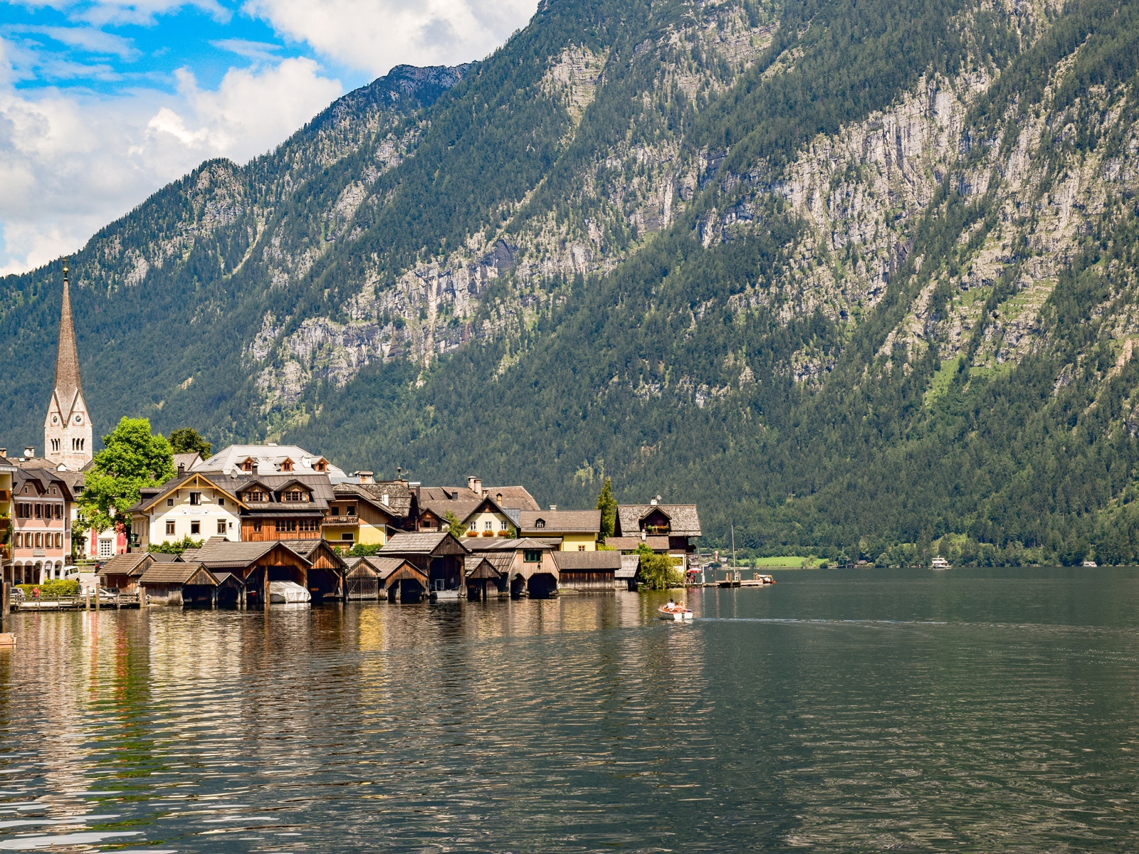 Дома на берегу залива у горы, Австрия 