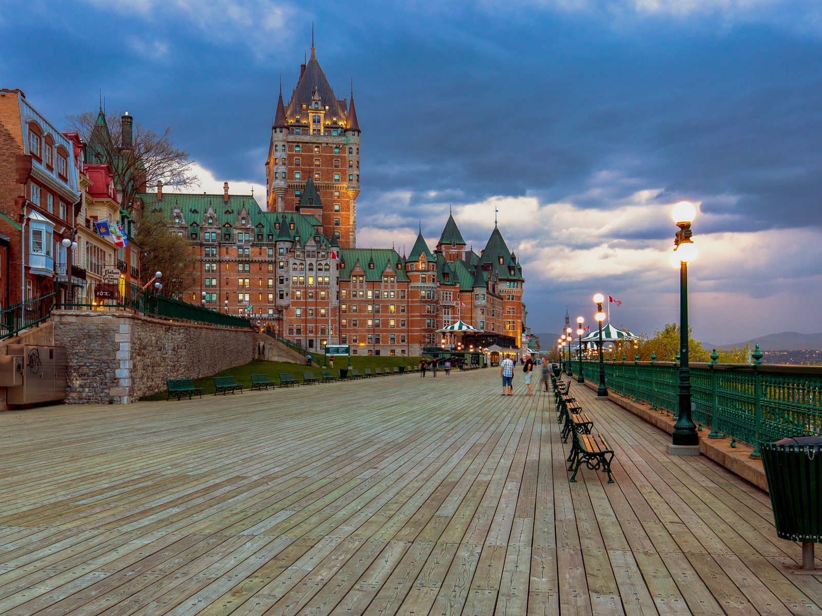 Большие старые дома на проспекте вечером, Канада 