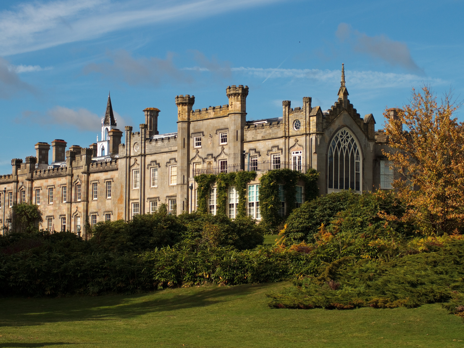 Красивый старинный замок в  Шеффилд парке, Англия