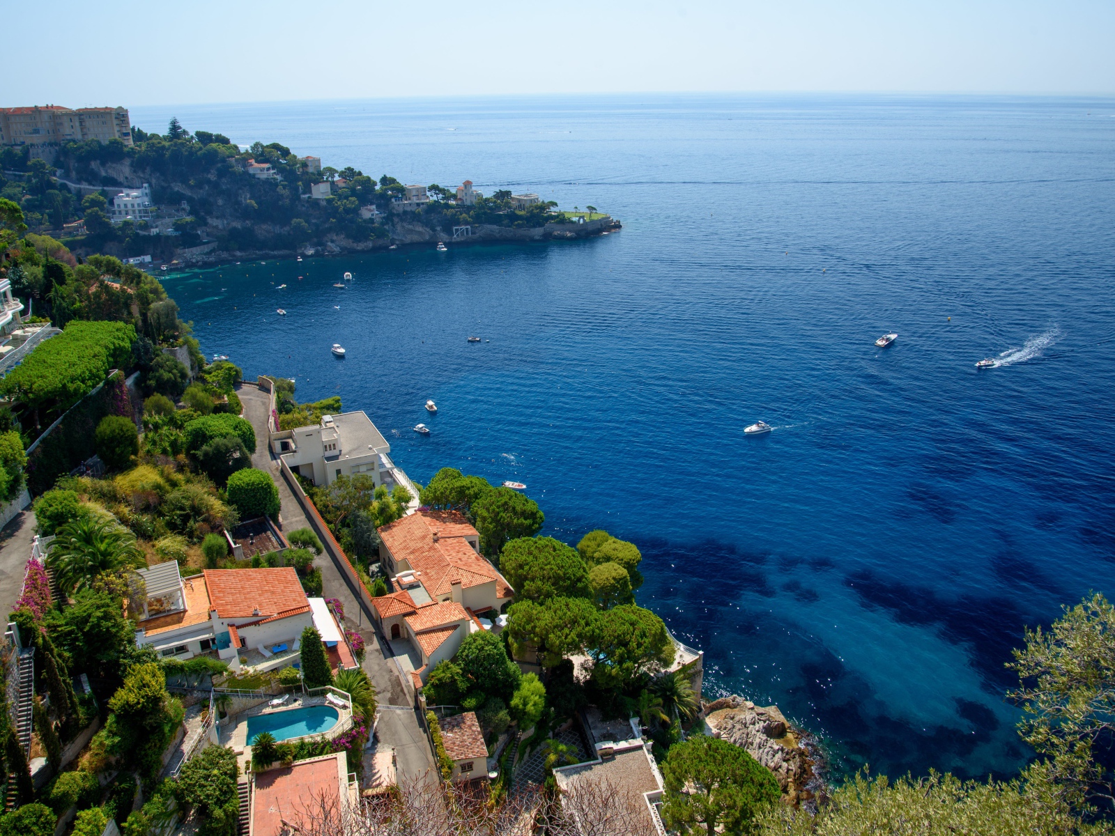 Вид на дома на холме у залива, Франция 