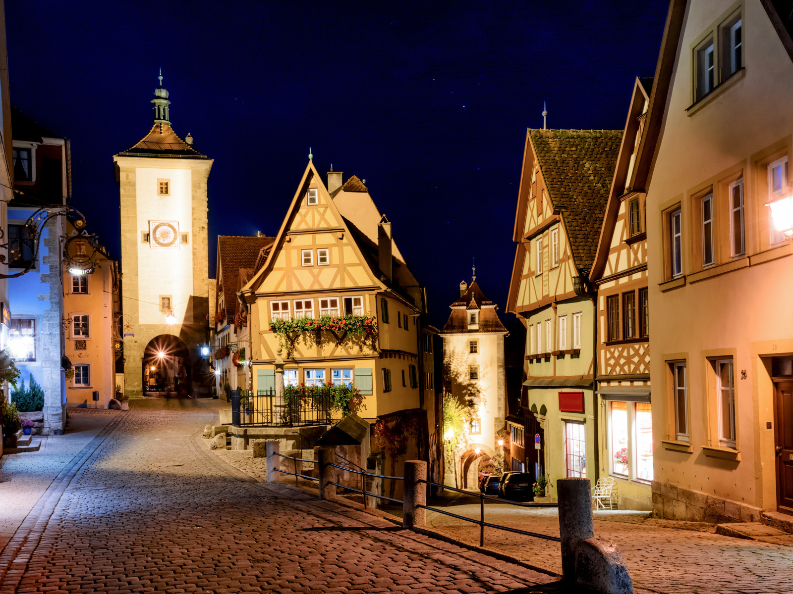 Красивые дома на ночной улице города Ротенбург, Германия 
