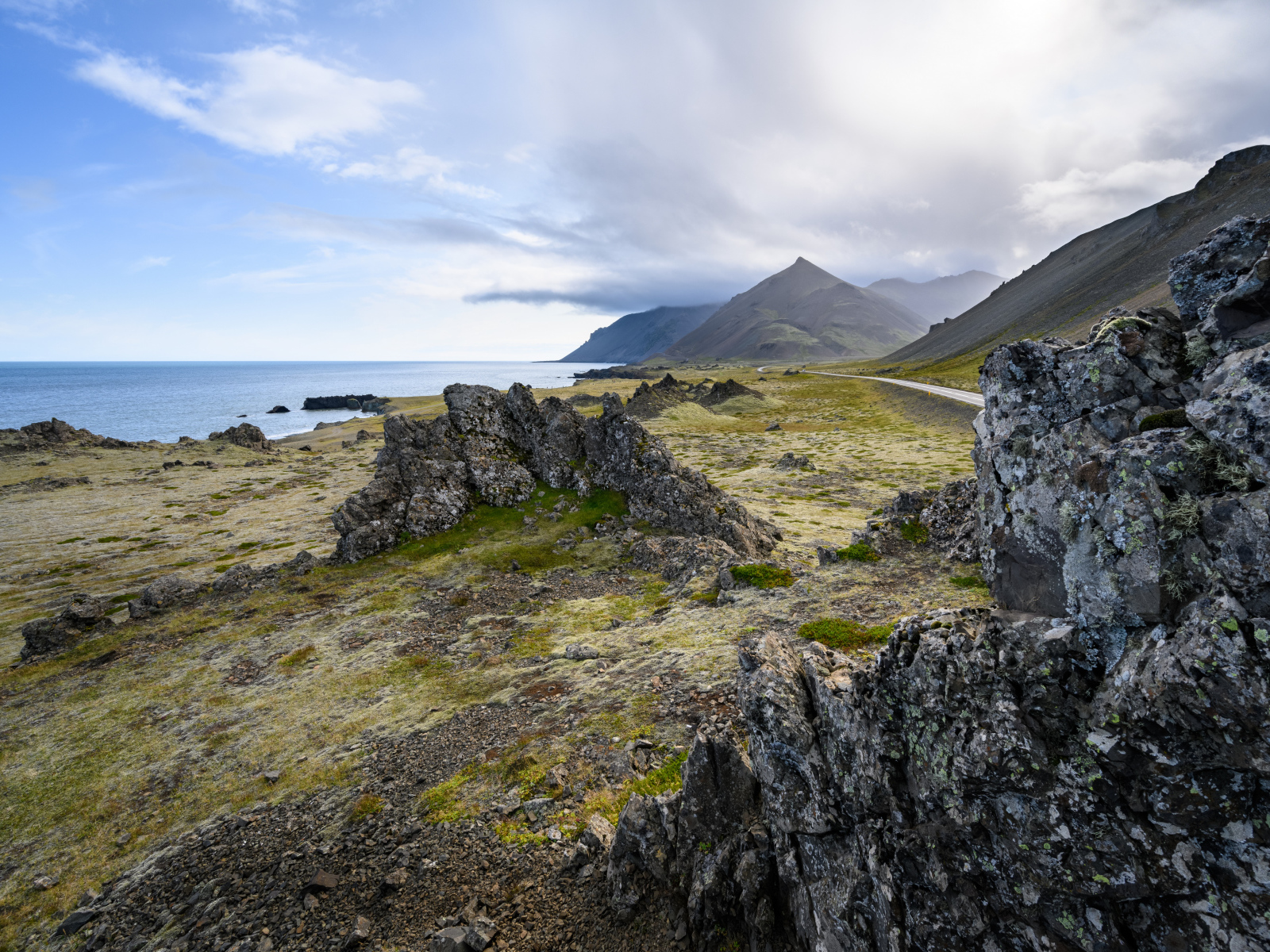 Камни на берегу океана, Исландия 