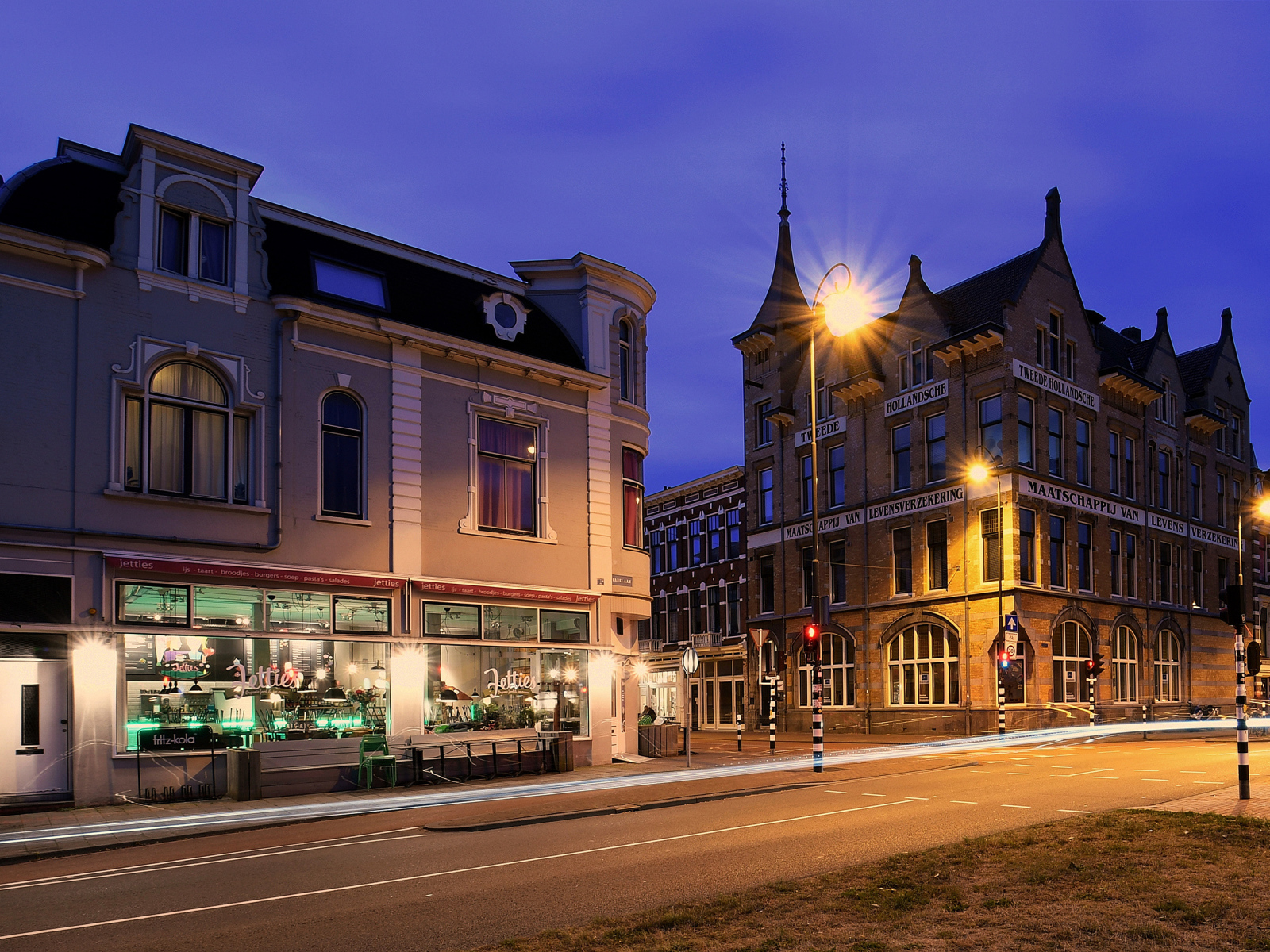 Дома на ночной улице в Нидерландах 