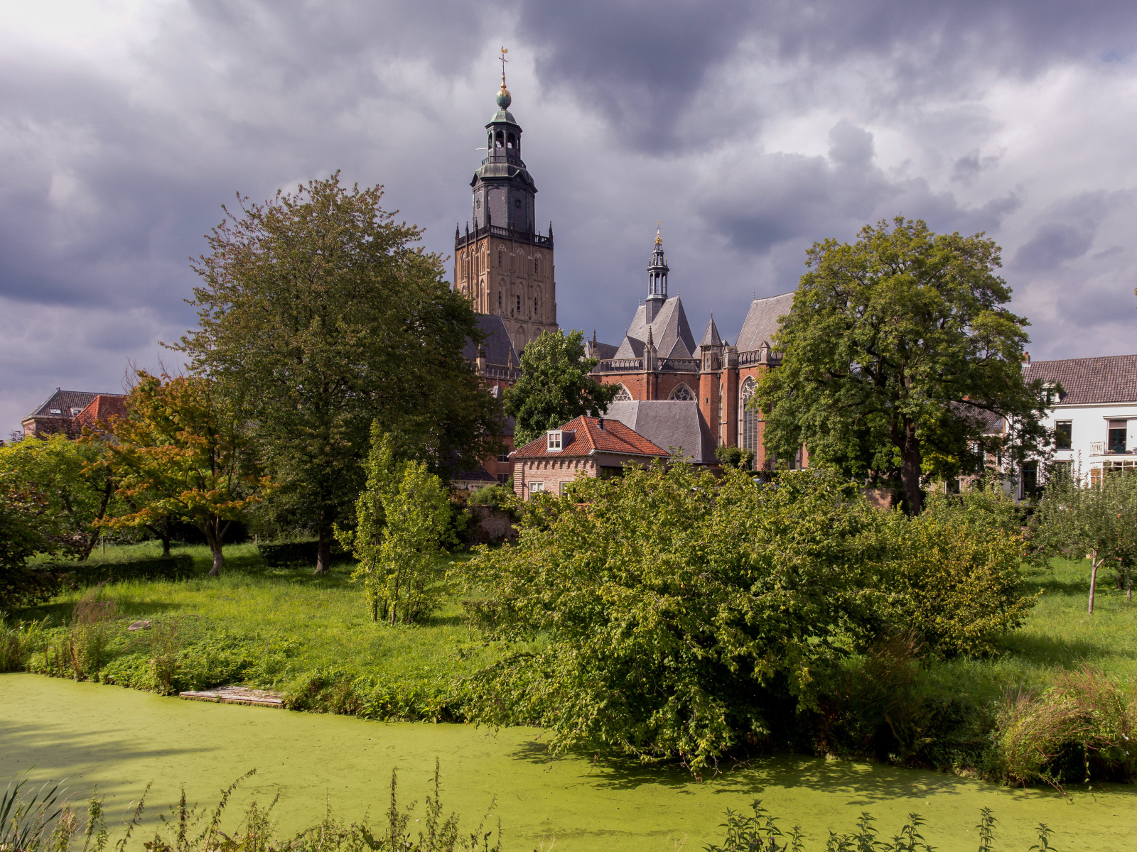 Большой старинный дом в парке, Нидерланды 