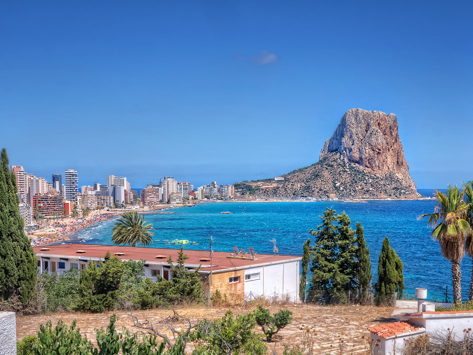 Дома на побережье Испании под голубым небом