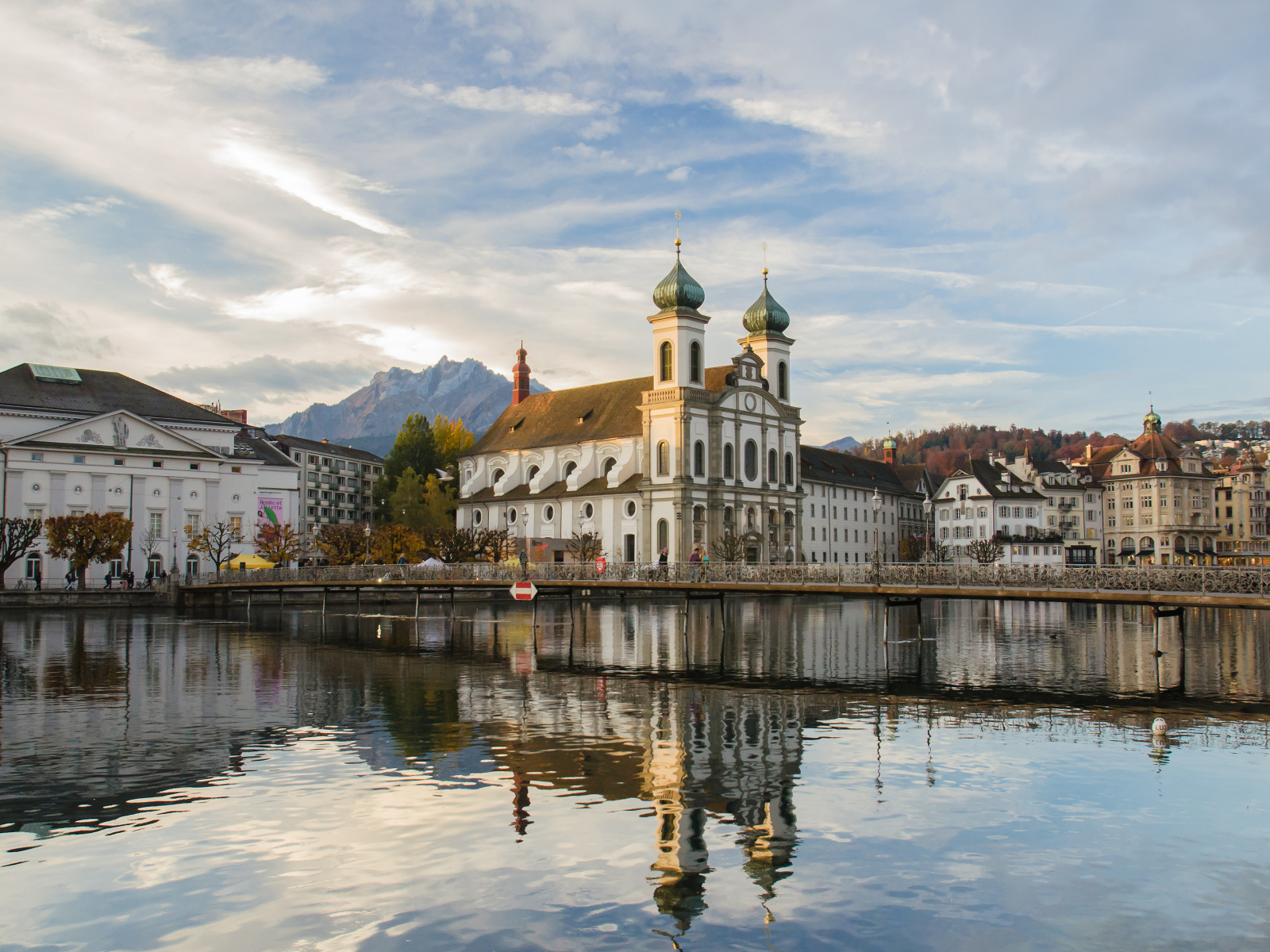 Старая церковь на берегу озера, Швейцария 