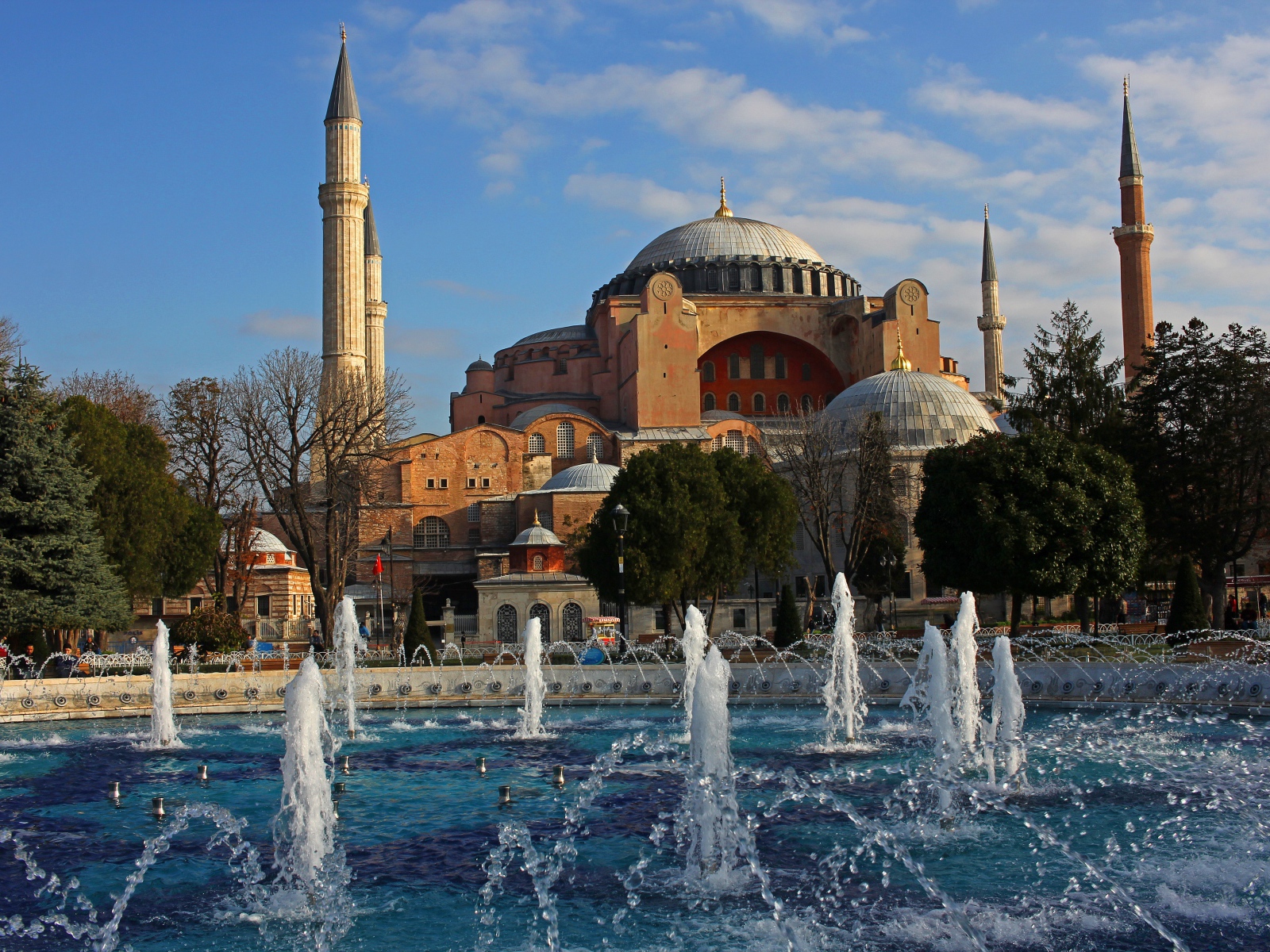 Фонтан у мечети в Стамбуле, Турция 