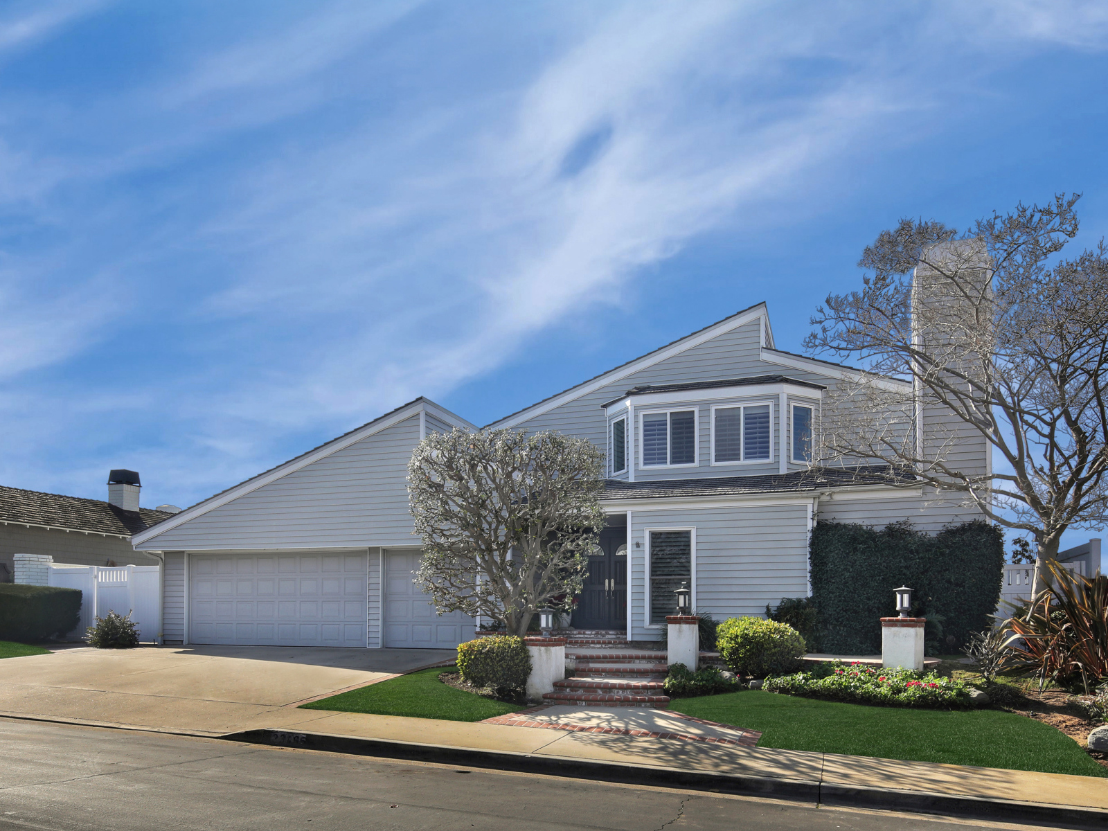 Красивый дом в Калифорнии под голубым небом, США