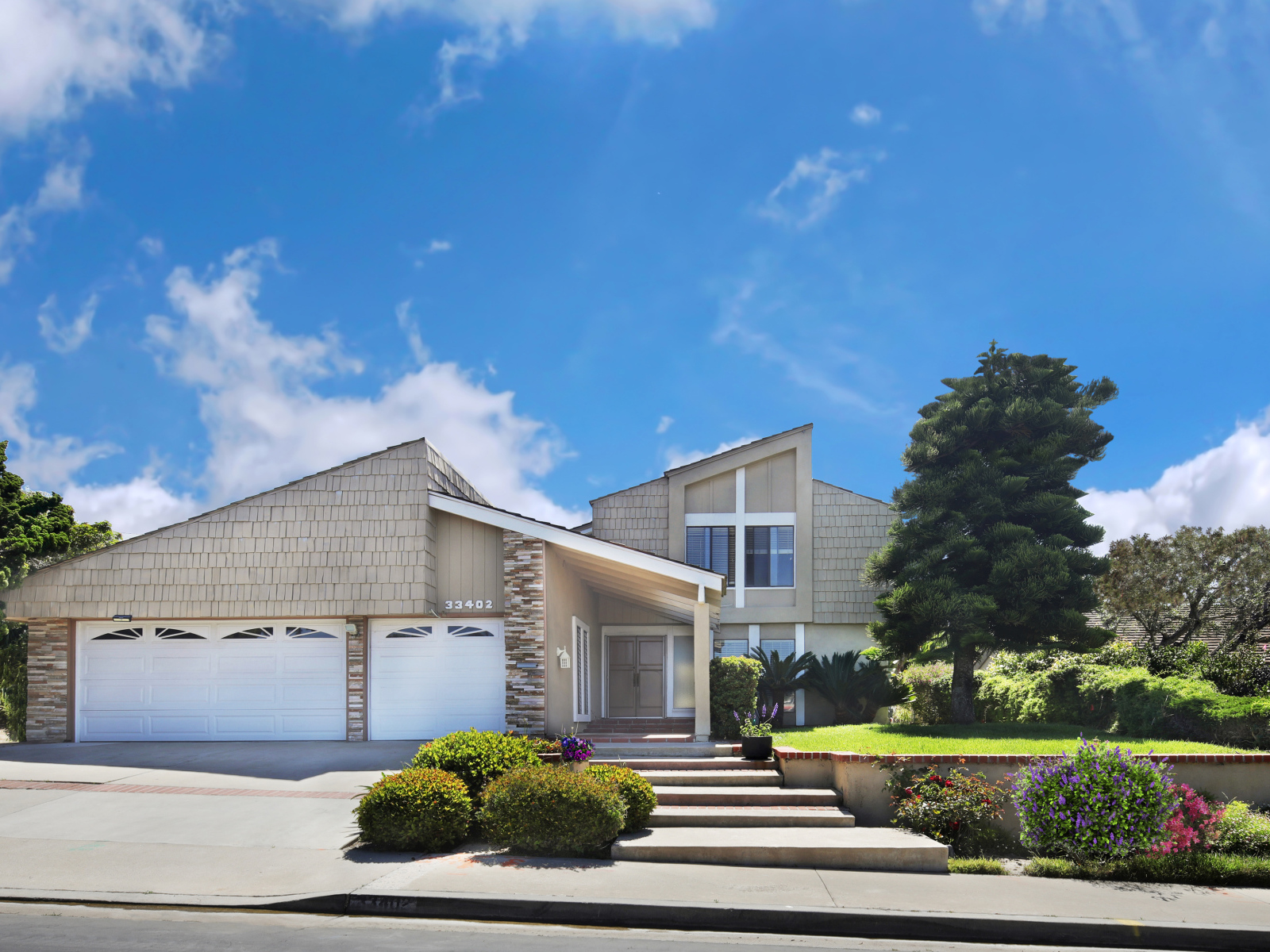 Красивый дом на улице под голубым небом, США