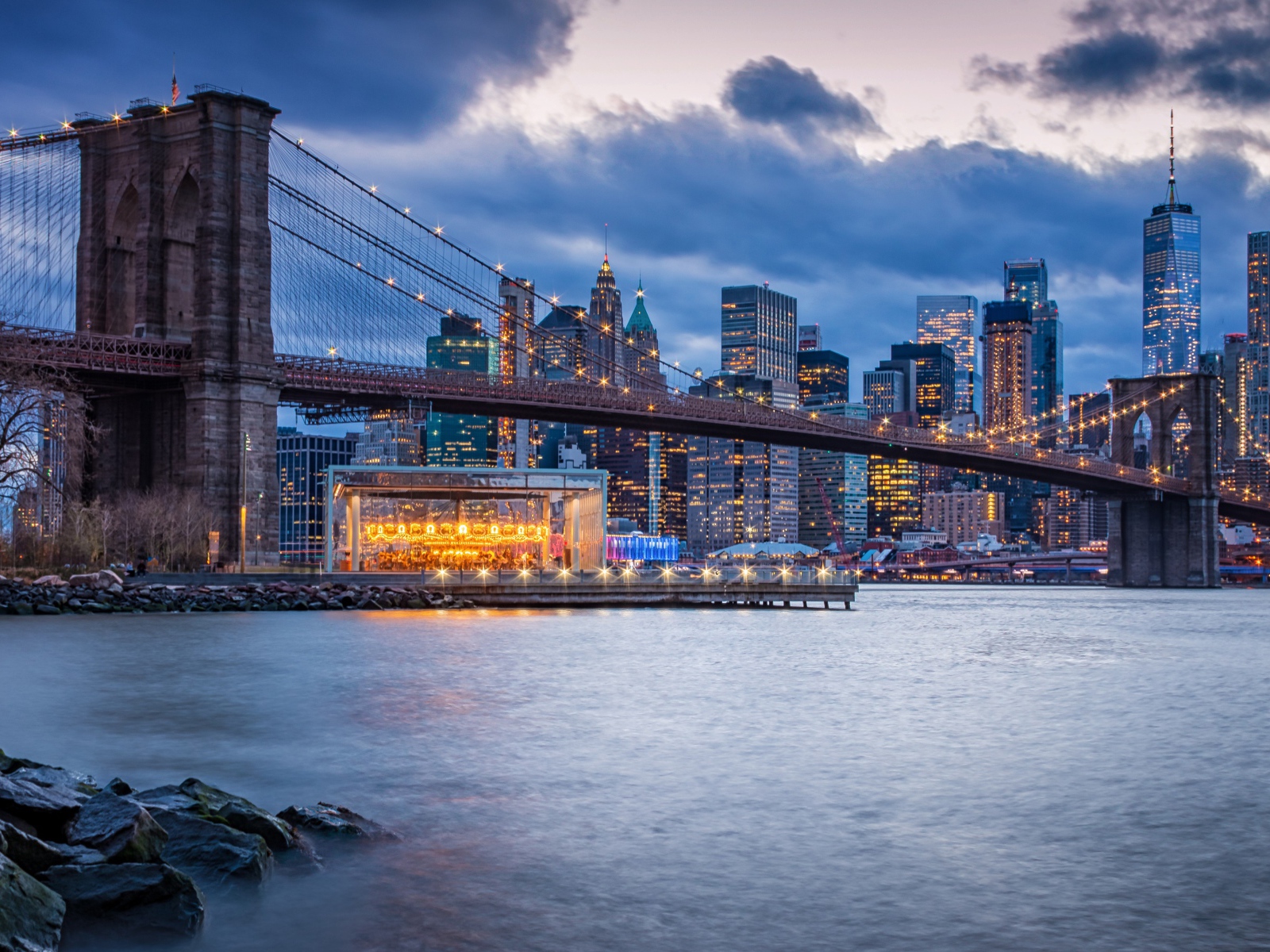 Бруклинский мост через реку на фоне ночного мегаполиса, США