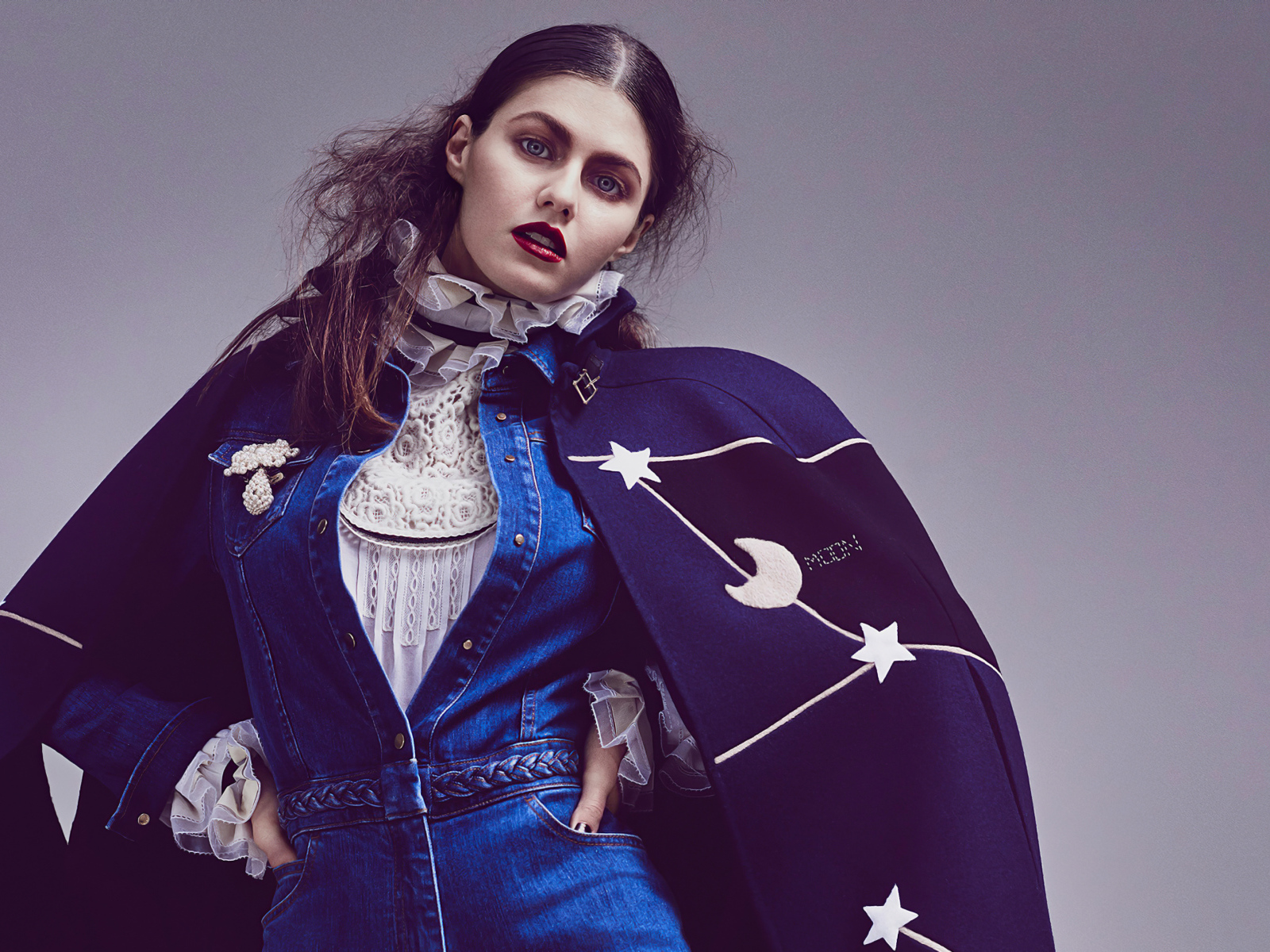 Актриса Александра Даддарио в накидке на сером фоне