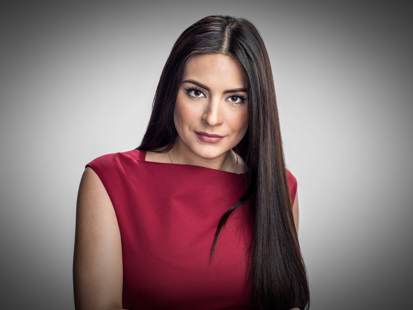Актриса Ана Бренда Контрерас в красном платье на сером фоне