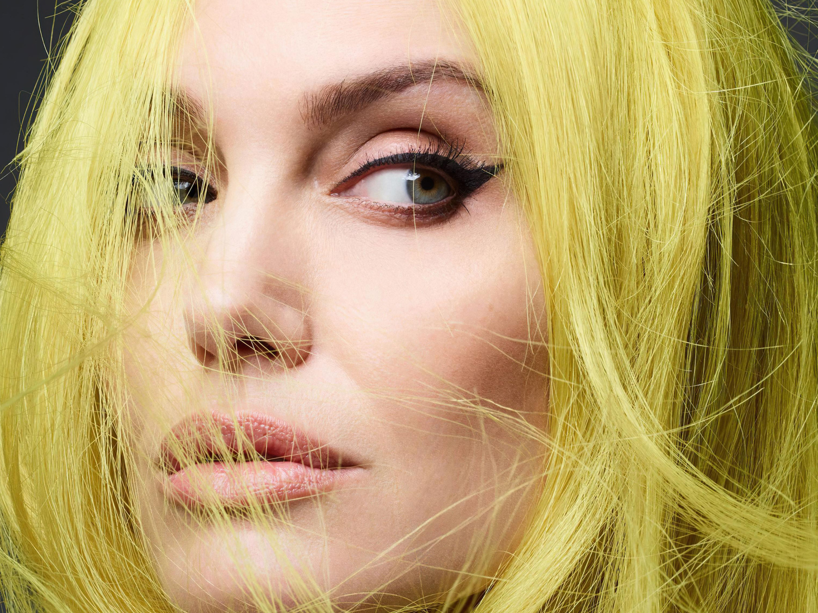 Актриса Анджелина Джоли с белыми волосами 