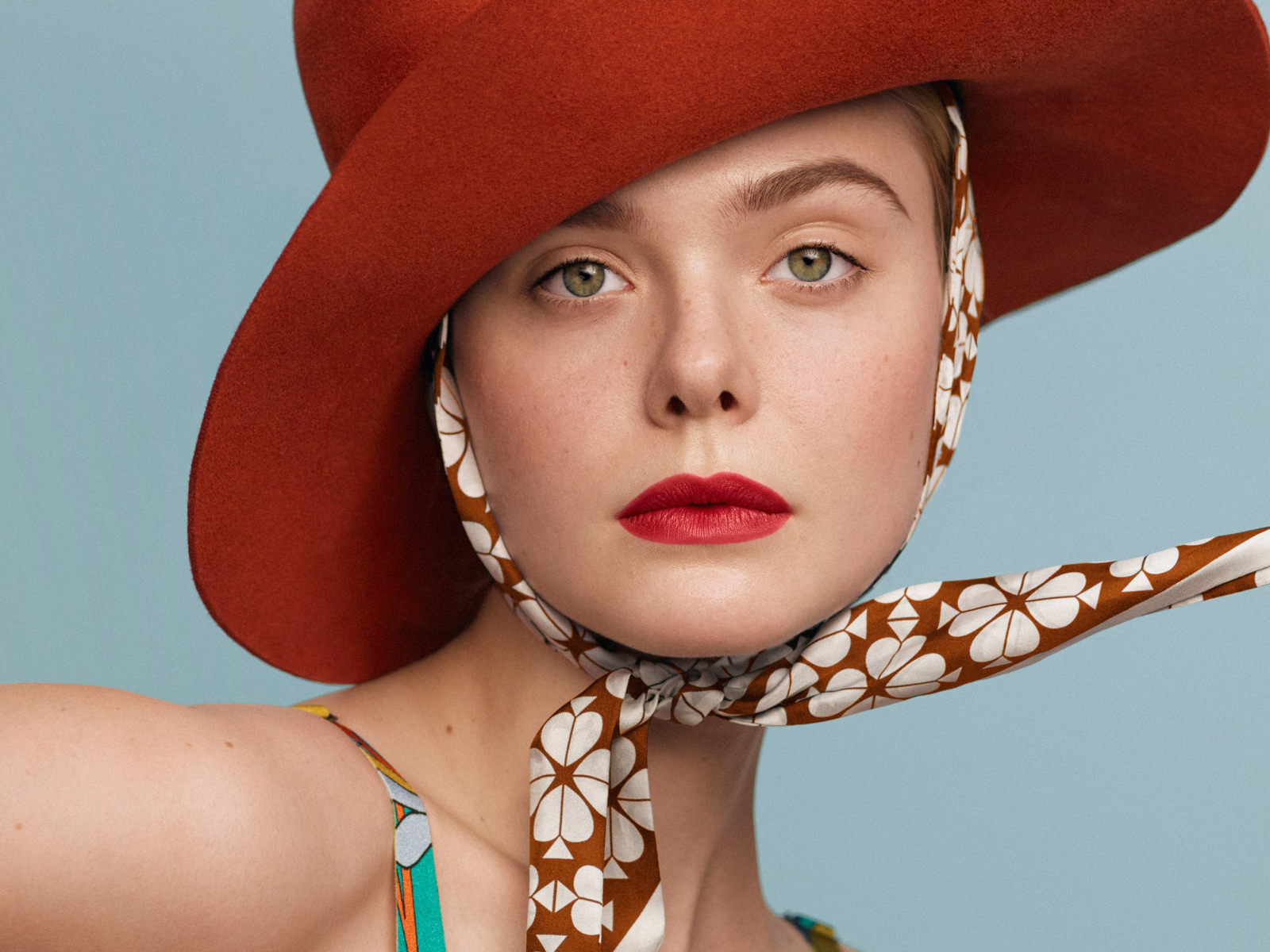 Актриса Эль Фэннинг в красной шляпе 