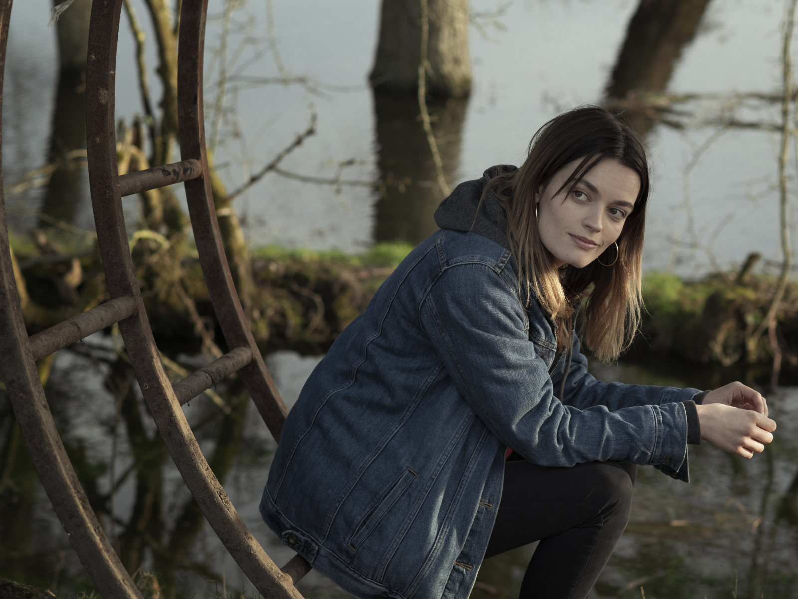 Актриса Эмма Маккей в джинсовой куртке 