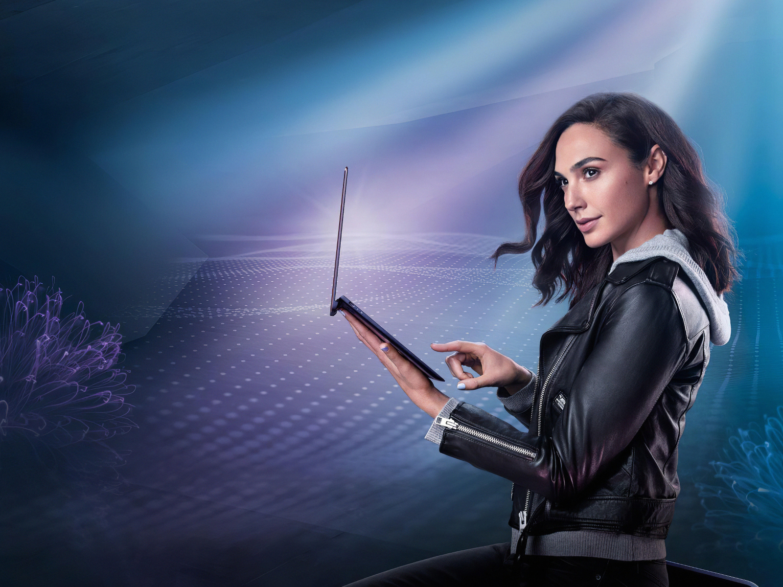 Актриса Галь Гадот с ноутбуком в руках