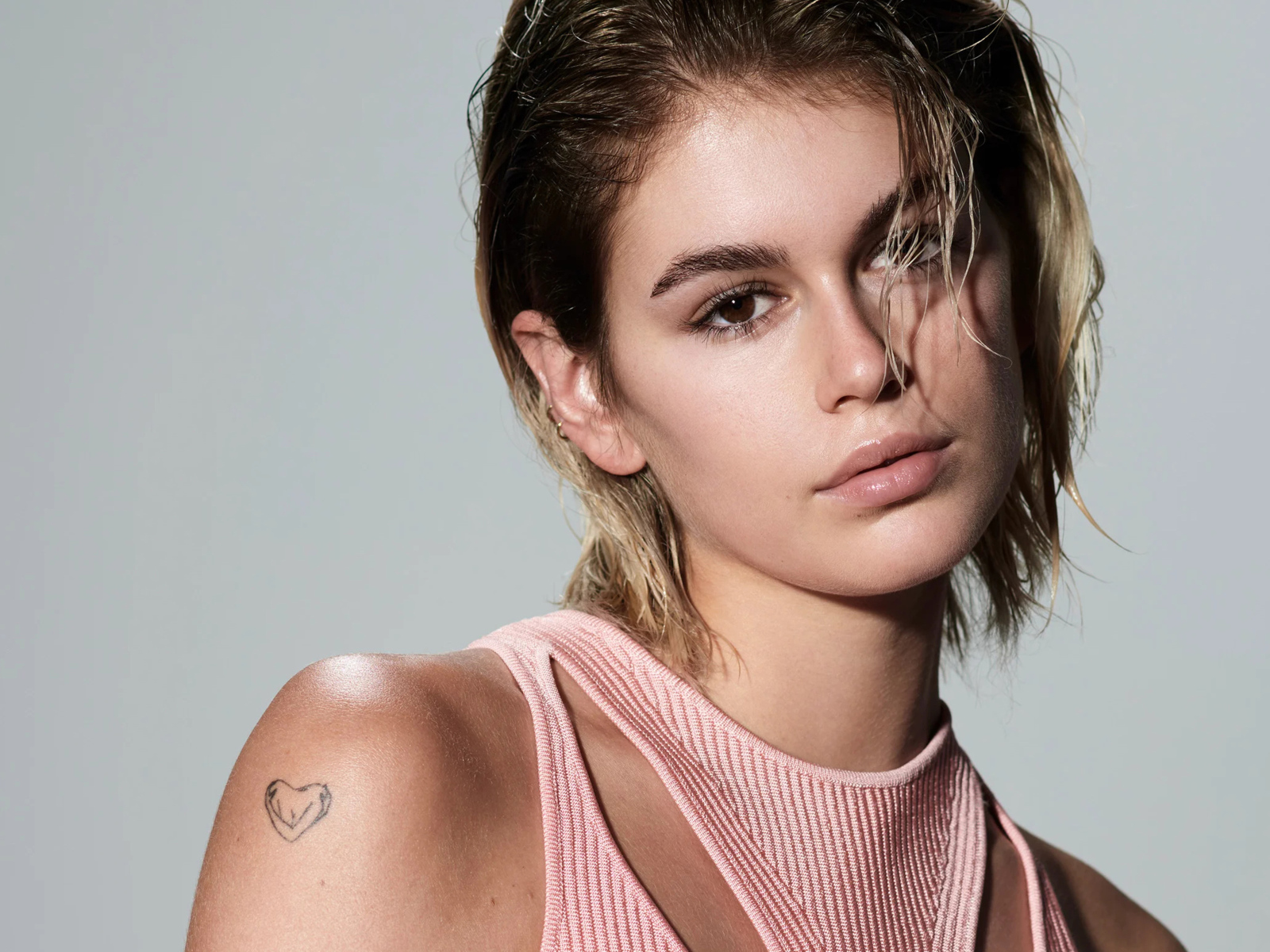 Актриса Кайя Гербер с татуировкой плече