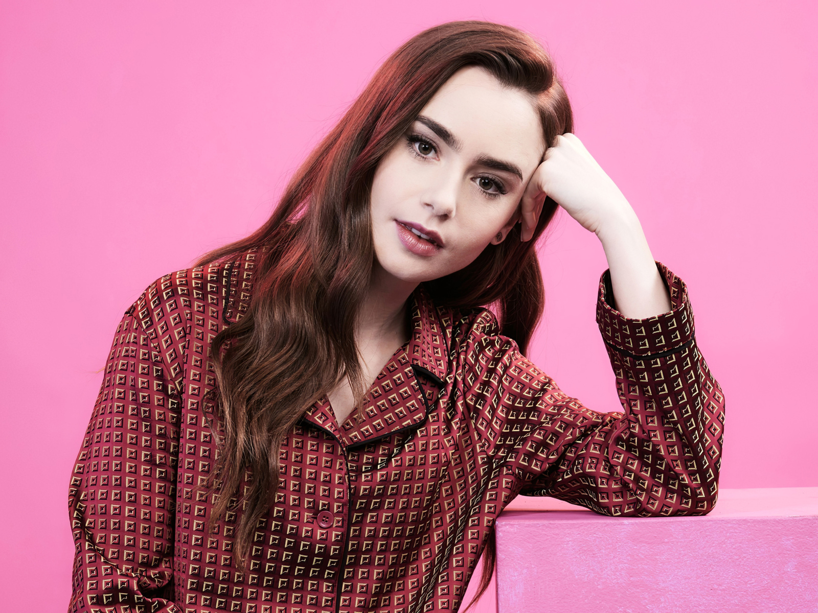 Актриса Лили Коллинз на розовом фоне 