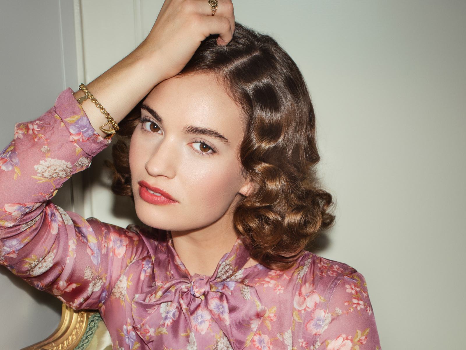 Актриса Лили Джеймс на сером фоне