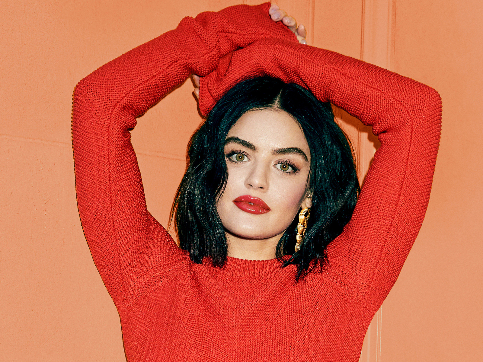 Актриса Люси Хейл в красном свитере