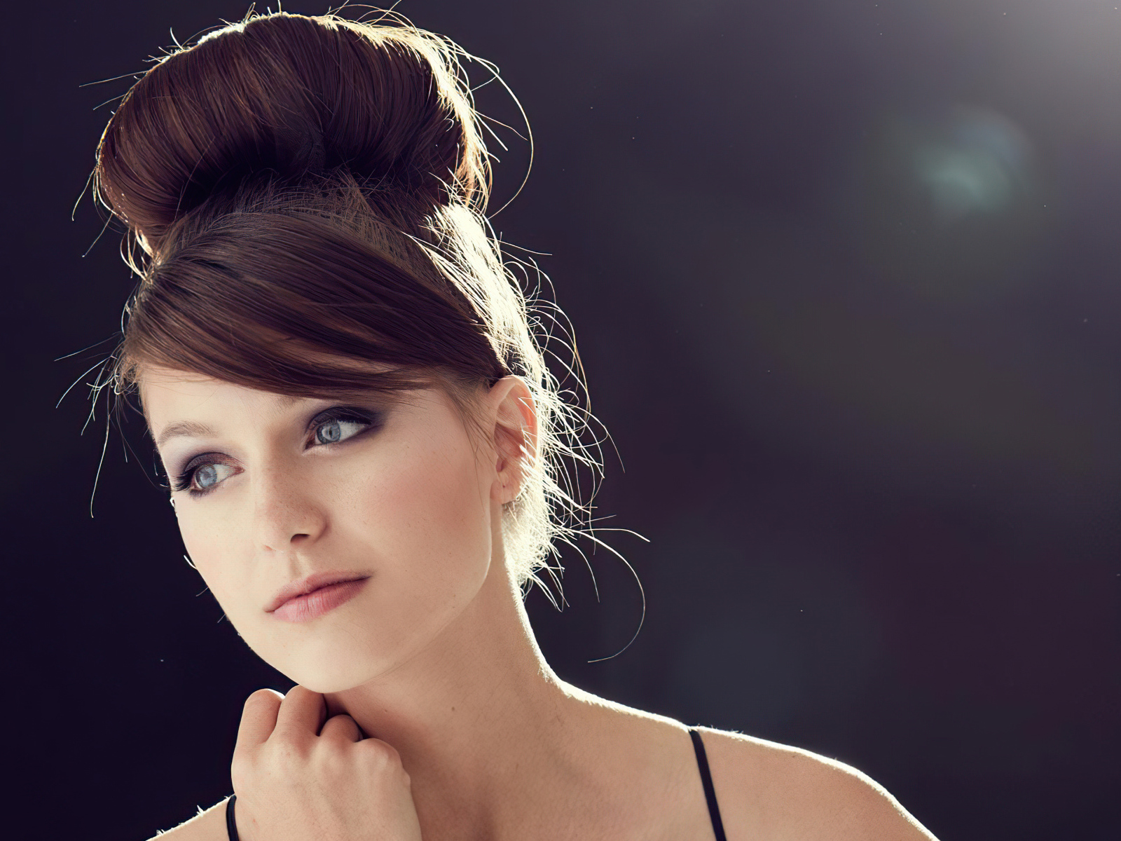 Актриса Мелисса Бенойст с прической на голове крупным планом