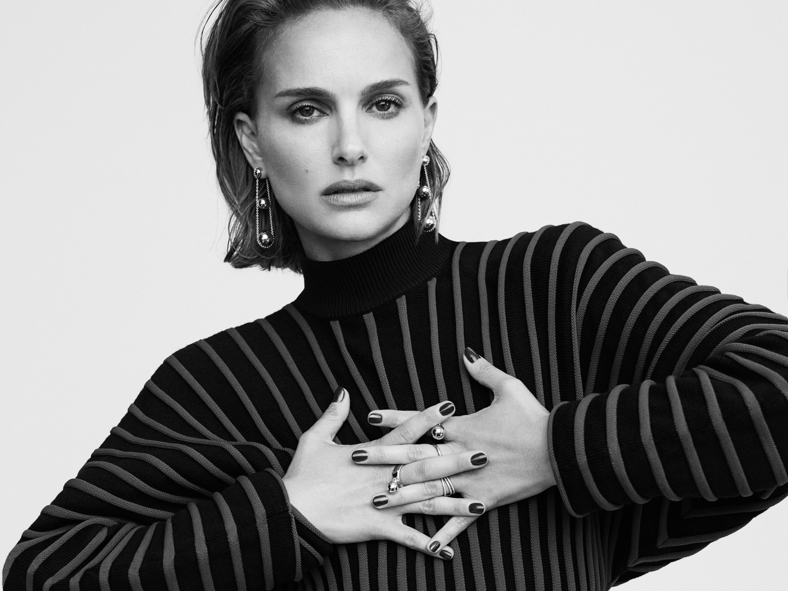 Актриса Натали Портман с украшениями черное белое фото