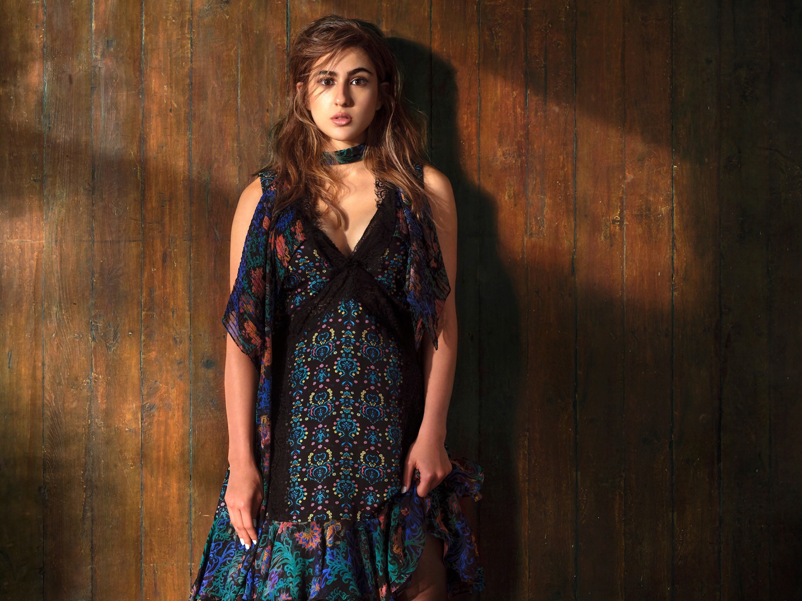 Актриса Сара Али Хан в платье у стены