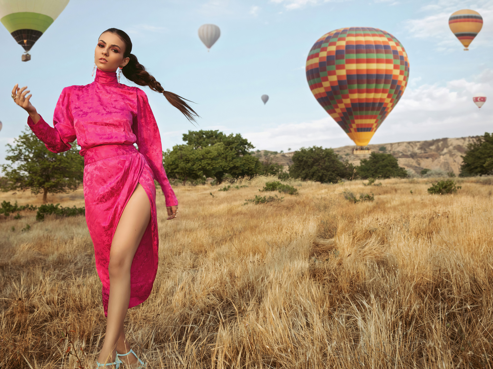 Актриса Виктория Джастис в красном платье на поле с воздушными шарами 