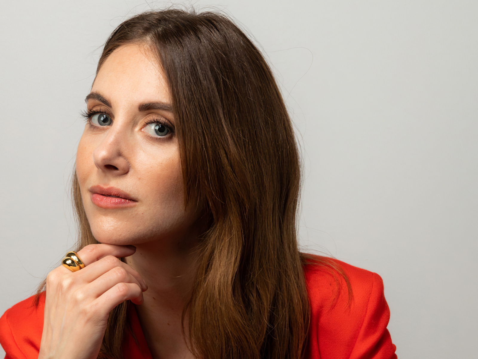 Американская актриса Элисон Бри на сером фоне