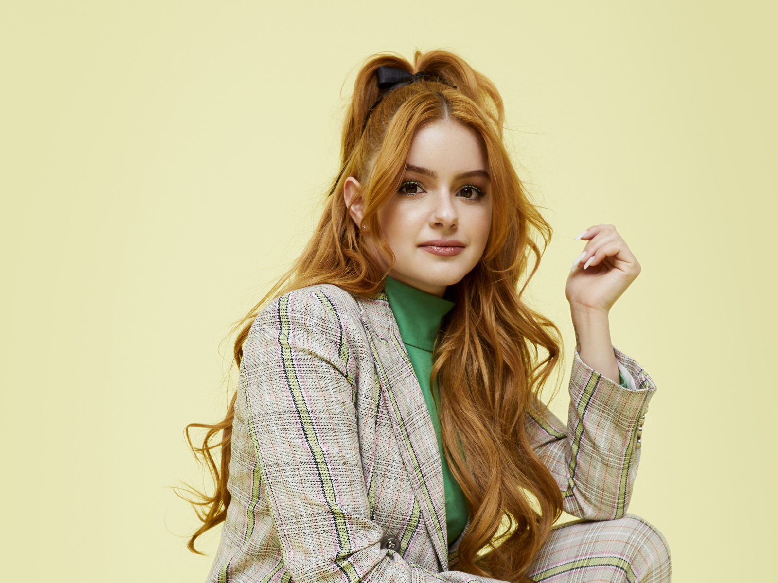 Американская актриса Ариэль Уинтер в пиджаке