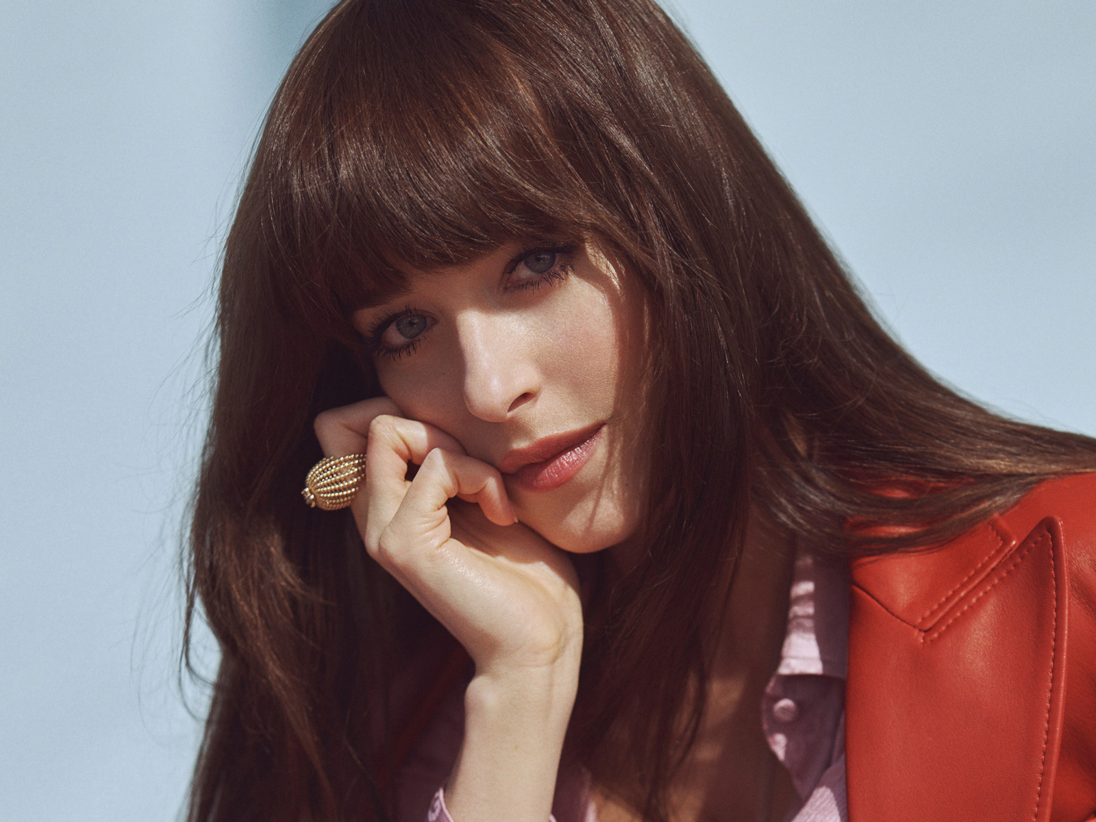 Американская актриса Дакота Джонсон в красной куртке