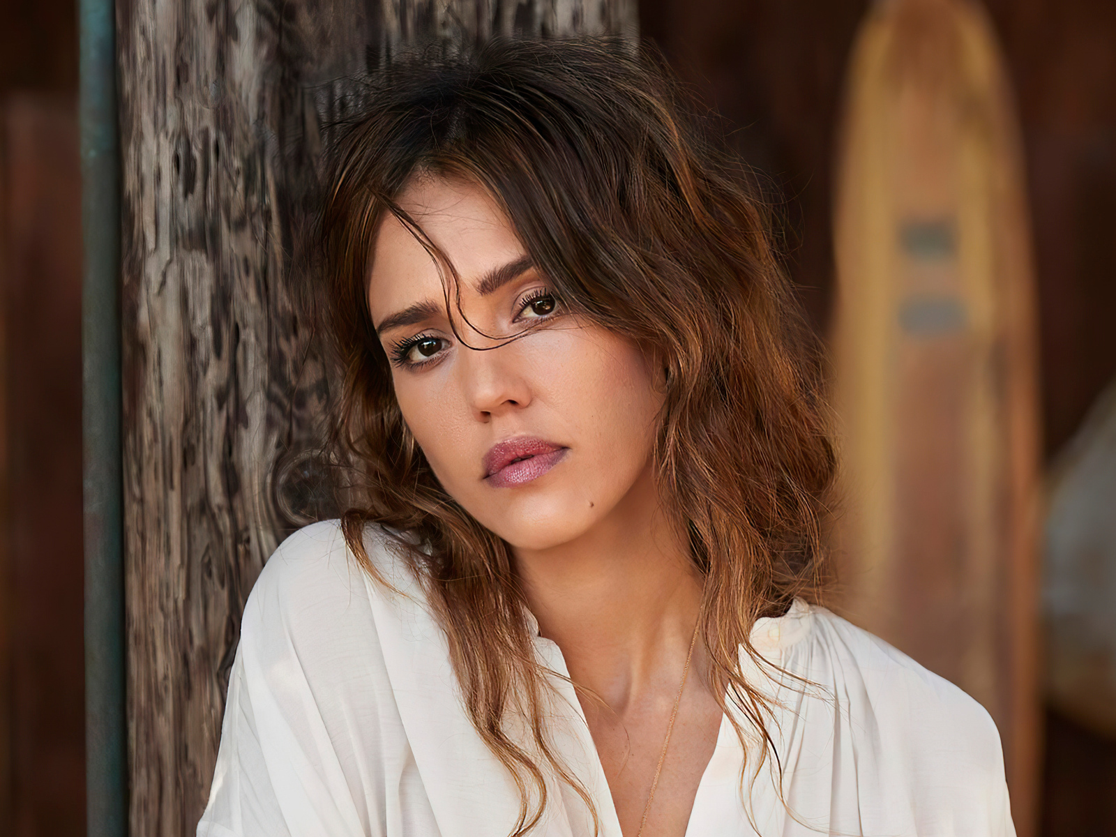 Американская актриса Джессика Альба в белой рубашке