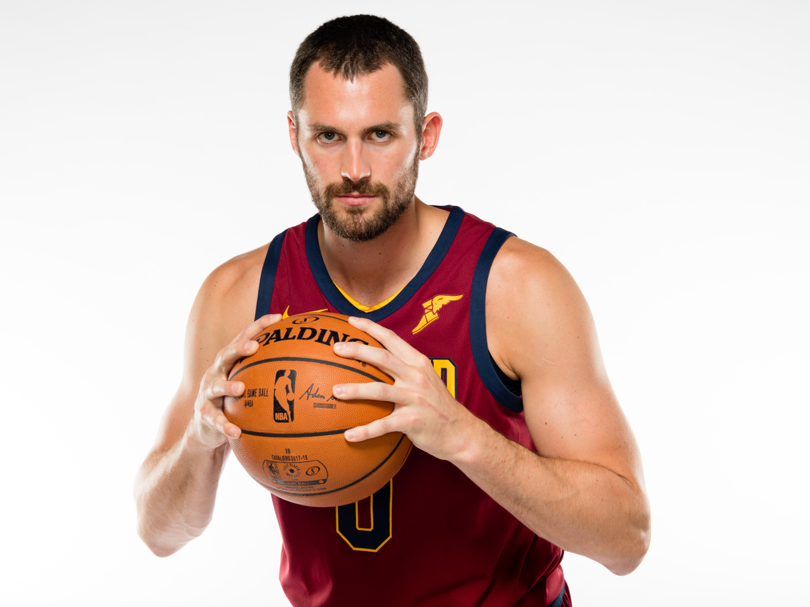 Американский баскетболист Кевин Лав с мячом в руках на белом фоне