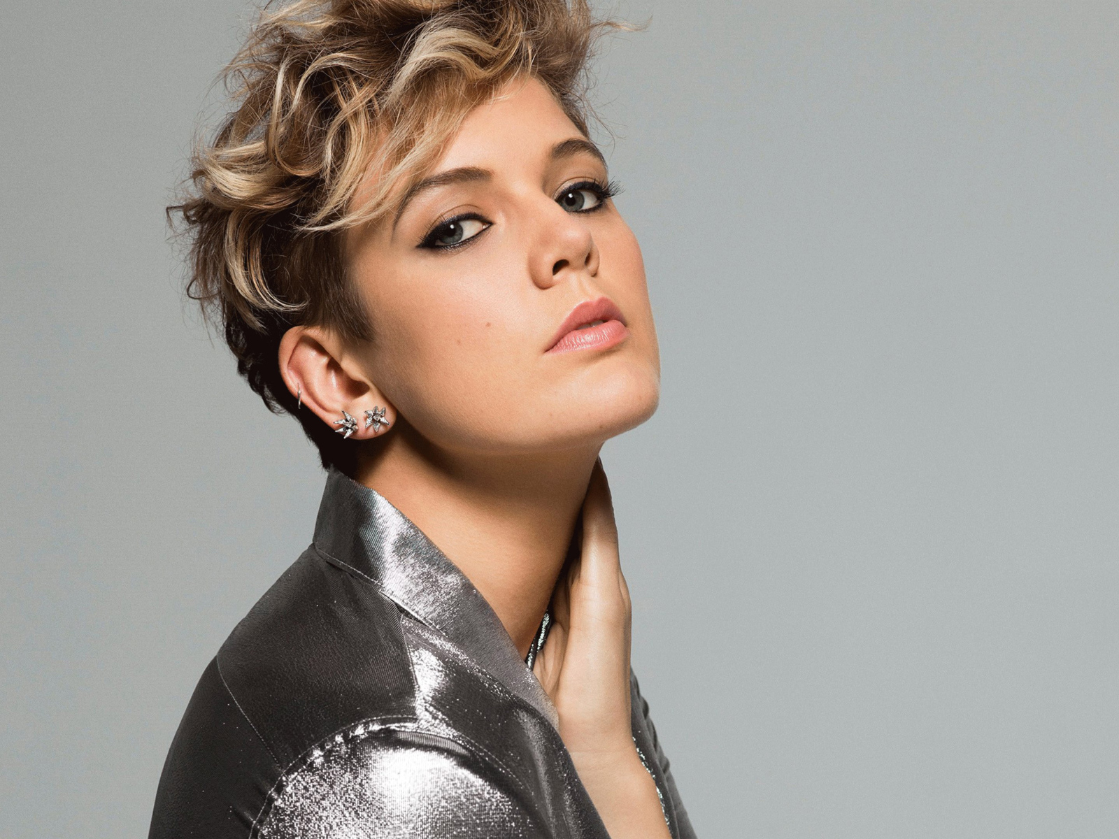 Австралийская актриса Betty Who на сером фоне