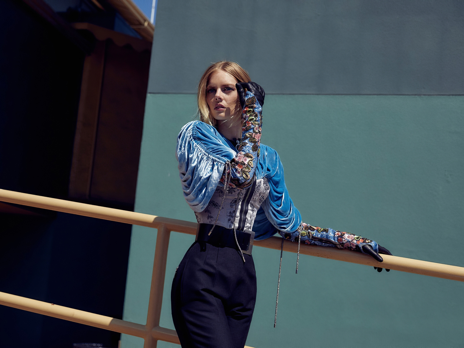 Австралийская актриса, модель Самара Уивинг в костюме