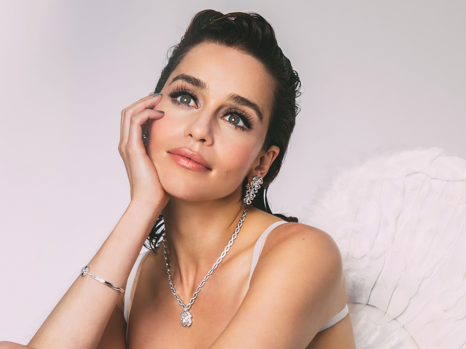 Красивая британская актриса Эмилия Кларк в белом платье 