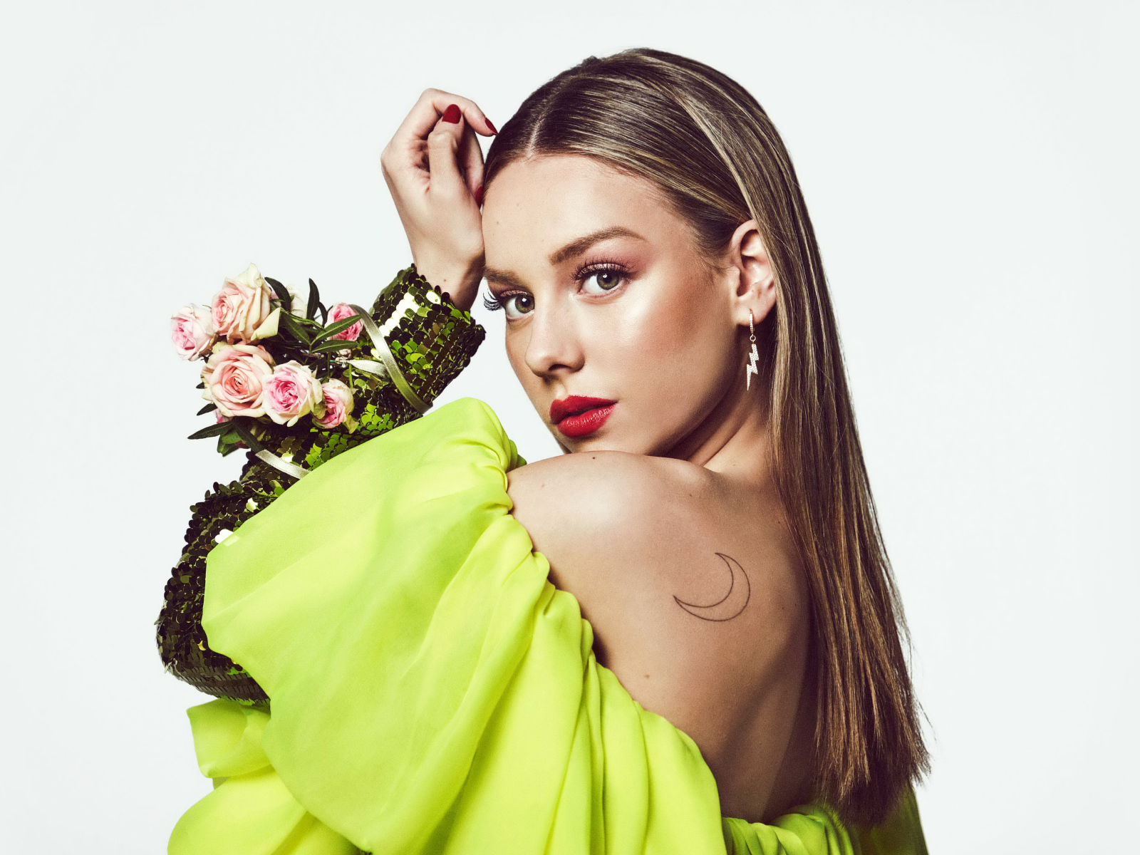 Красивая испанская актриса Эстер Экспосито с татуировкой