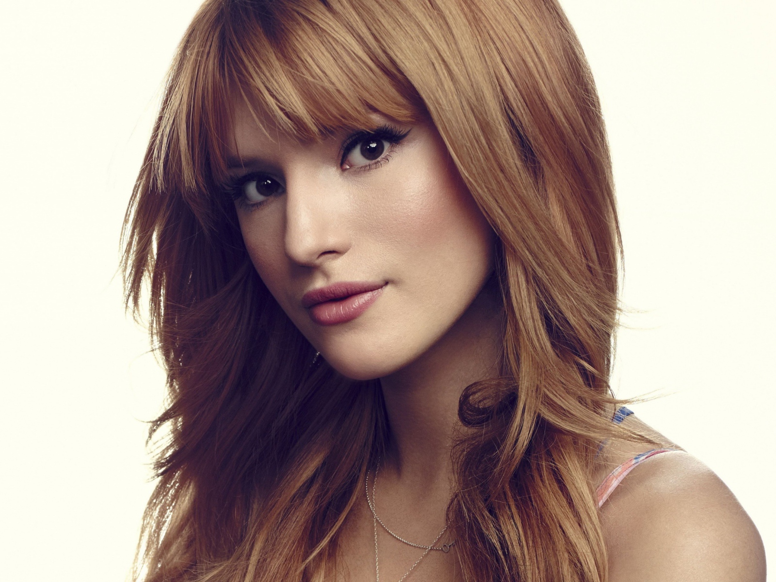 Красивая кареглазая актриса Белла Торн на белом фоне